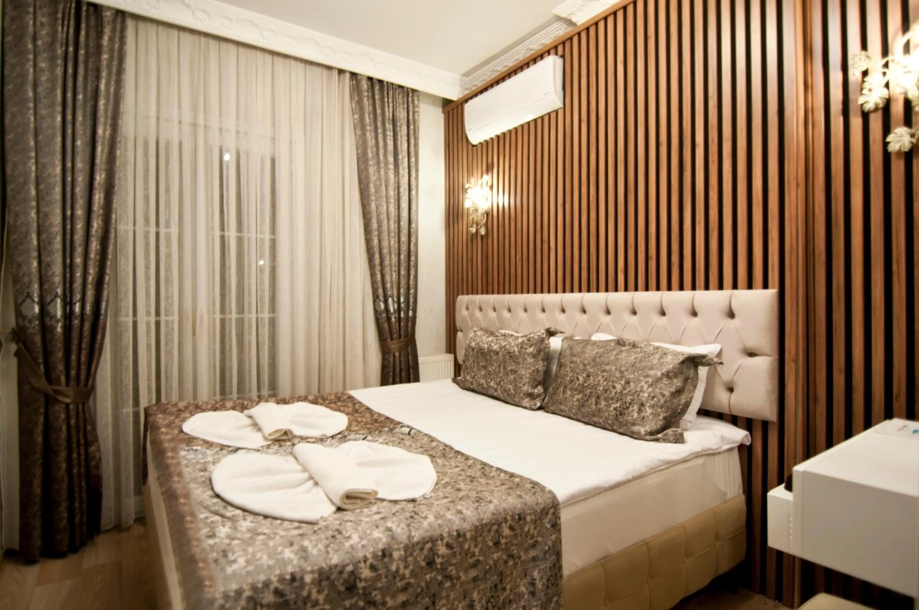 Photo of the whole room, Bed in Hotel Broken Column