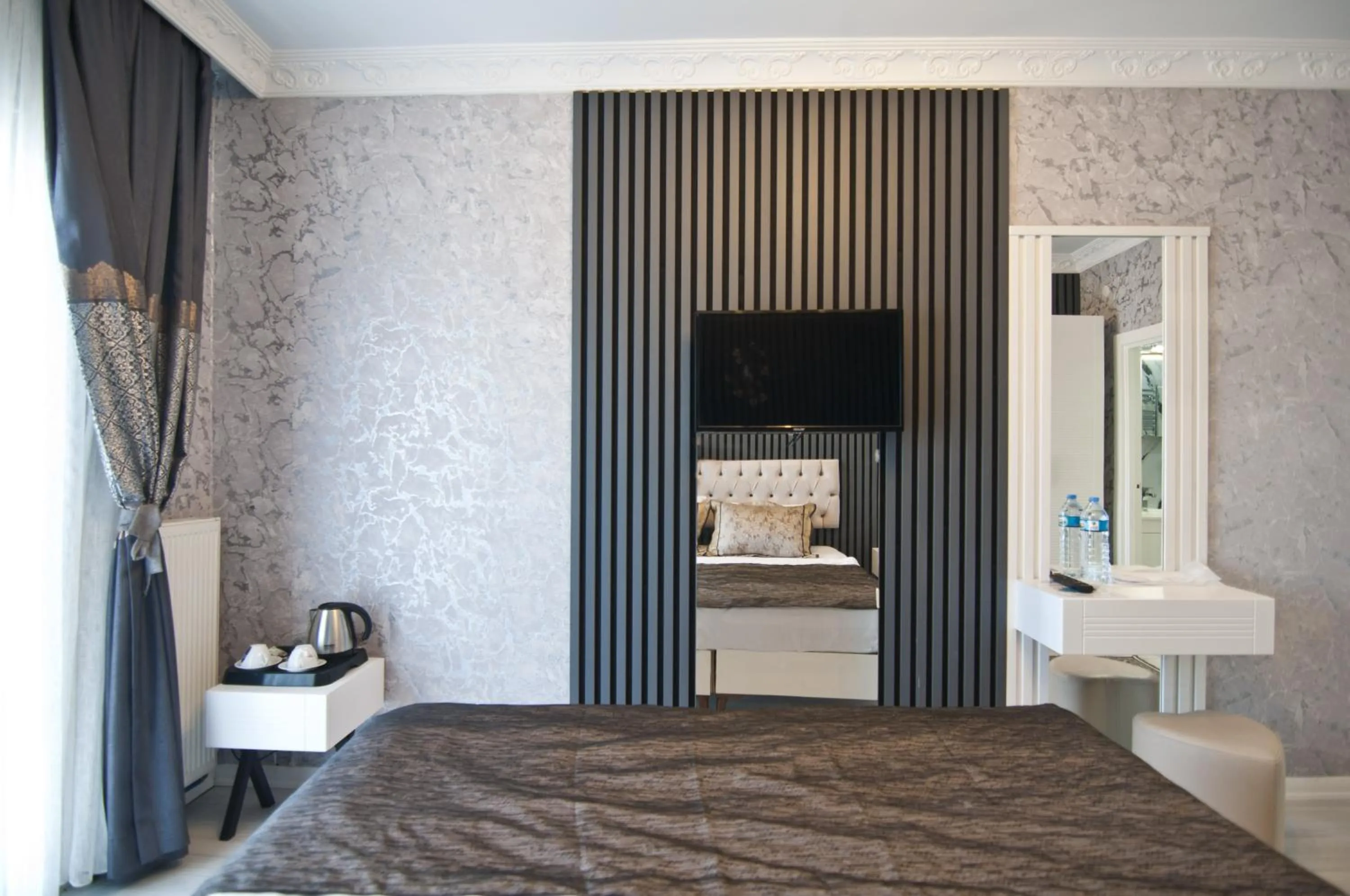 Bedroom, Bed in Hotel Broken Column