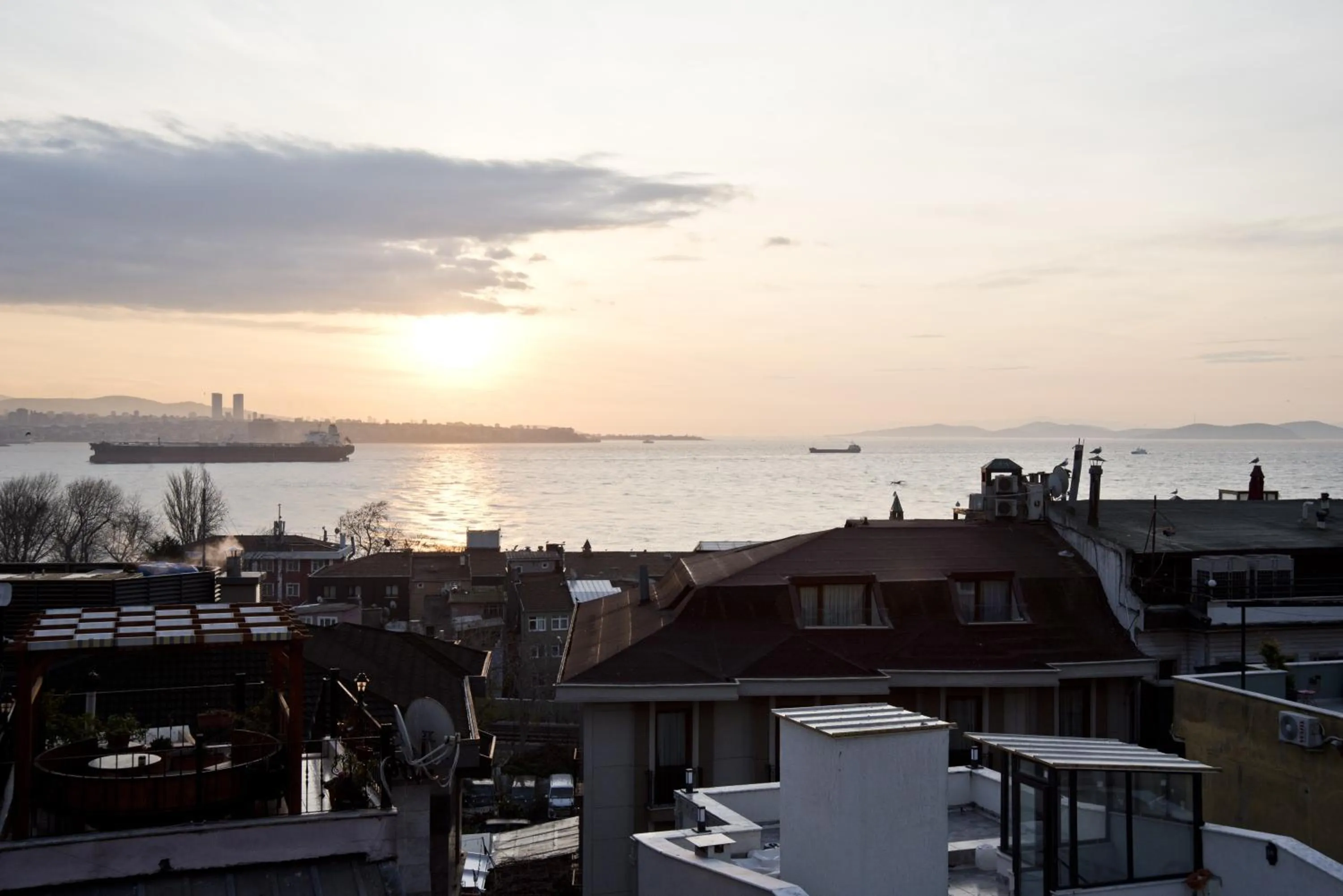 Restaurant/places to eat in Hotel Broken Column