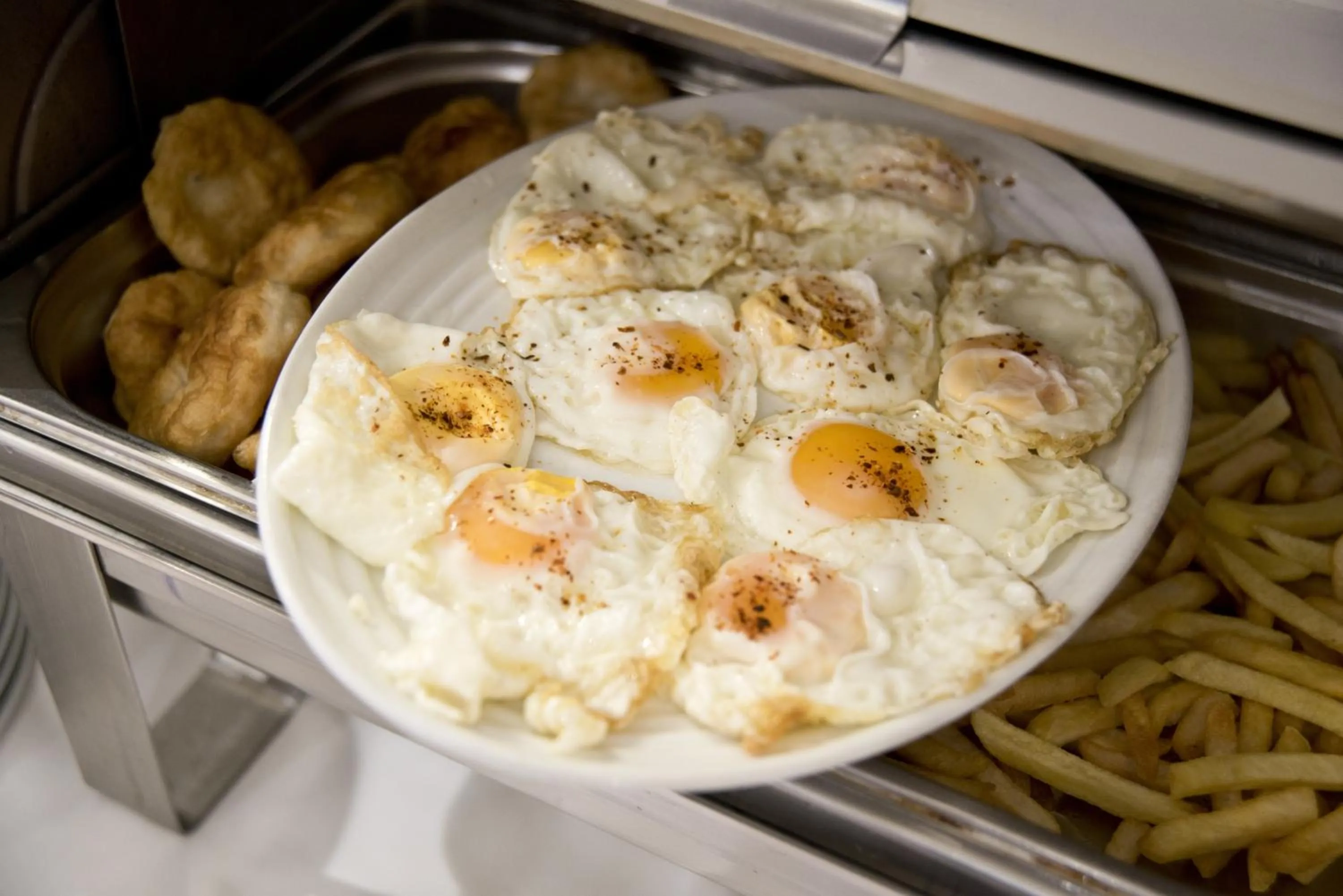 Breakfast in Hotel Broken Column