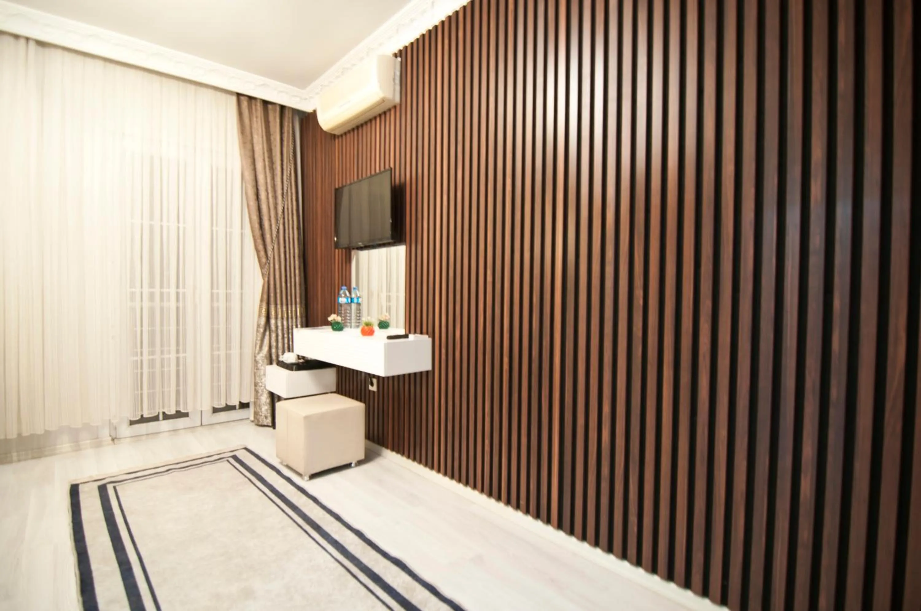 Photo of the whole room in Hotel Broken Column