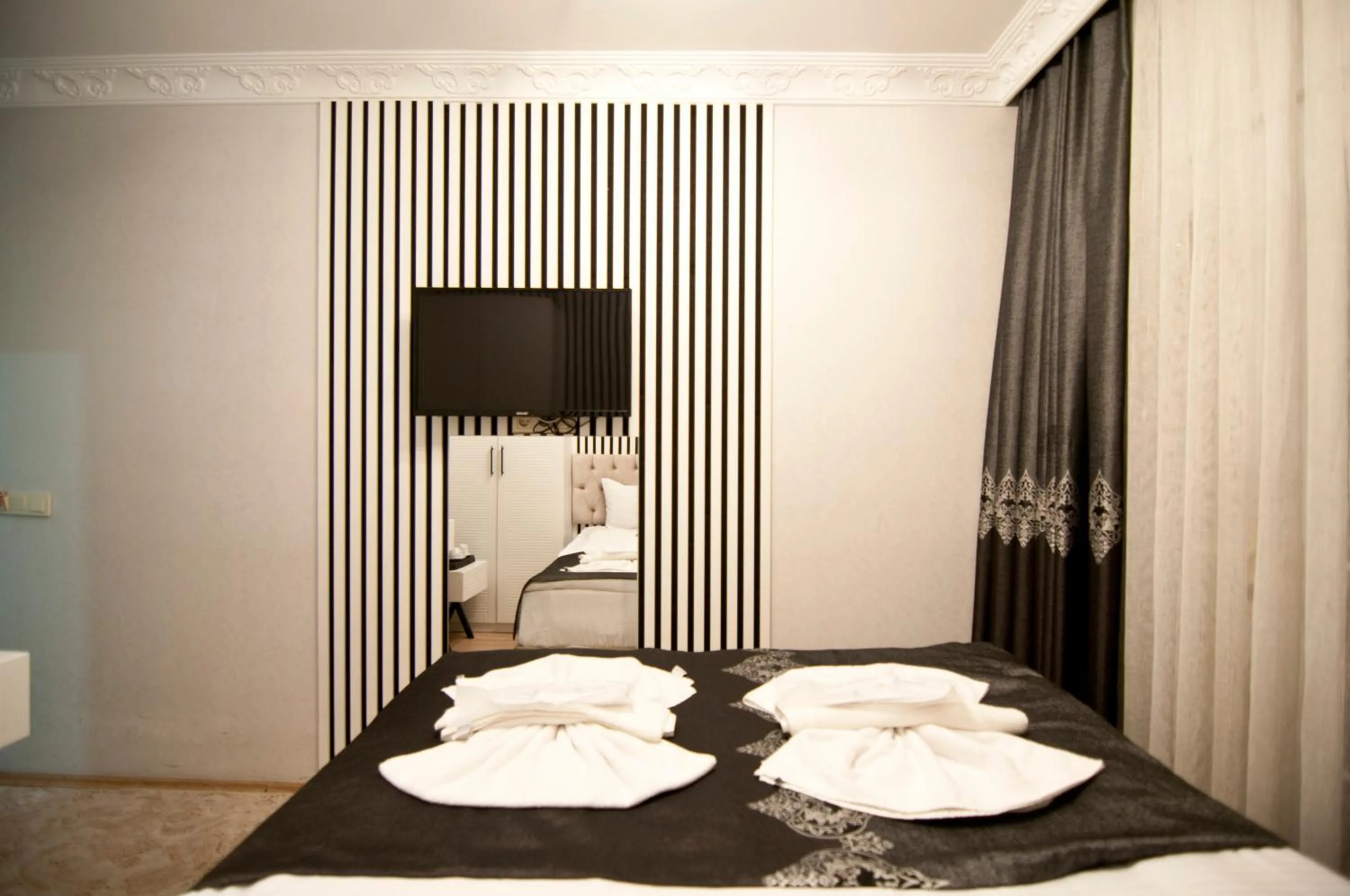 Photo of the whole room, Bed in Hotel Broken Column