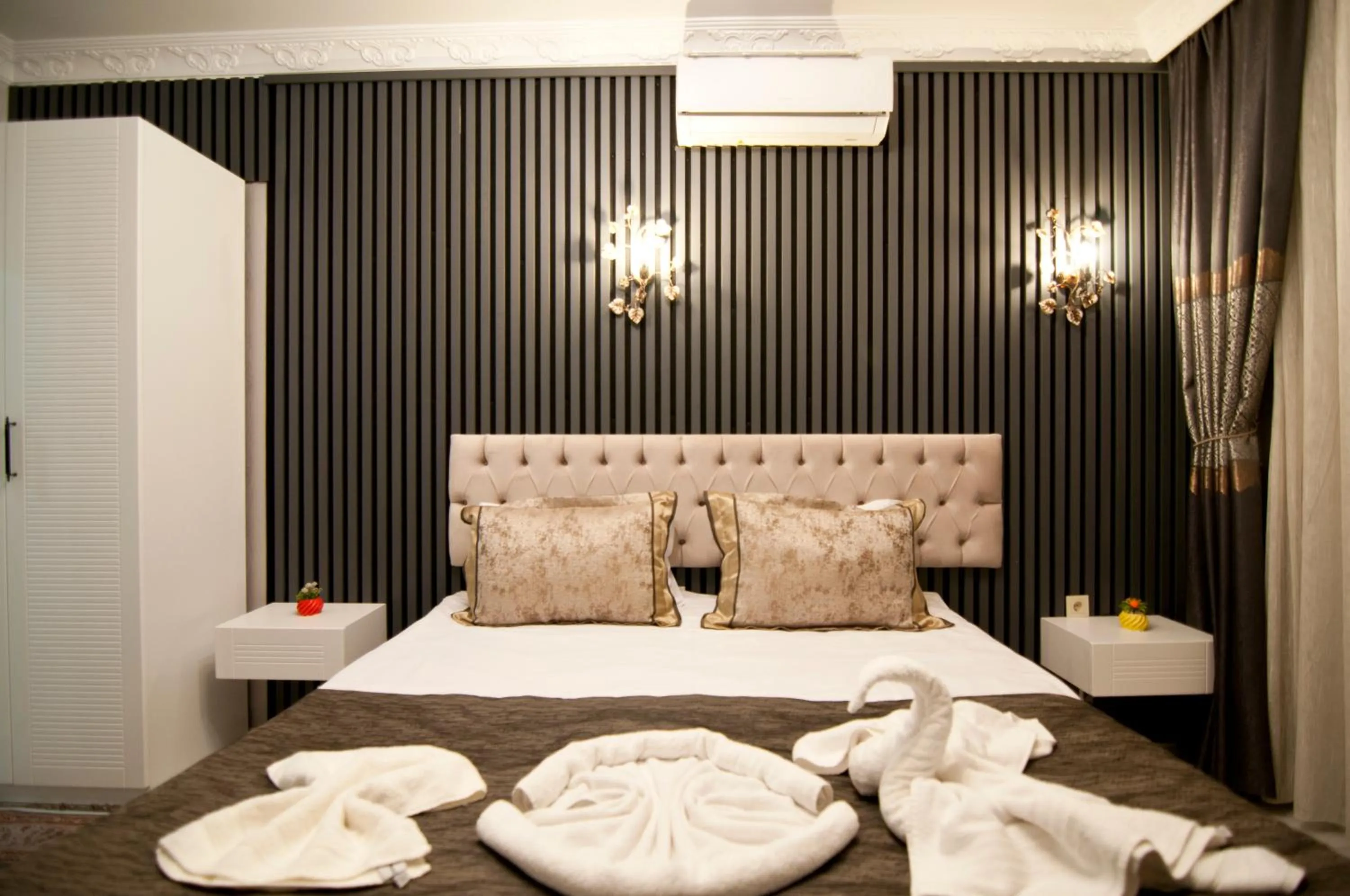 Photo of the whole room, Bed in Hotel Broken Column