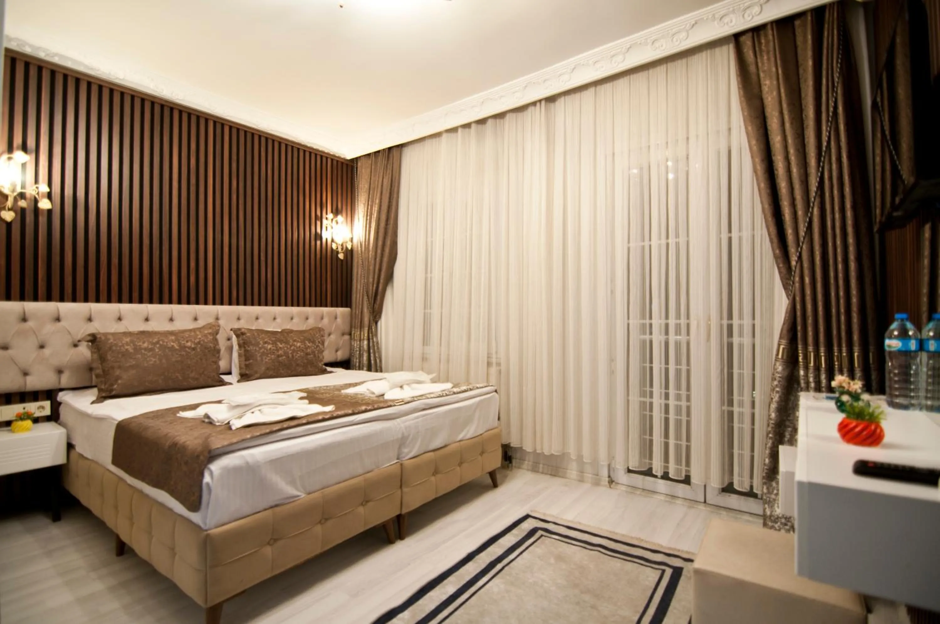 Photo of the whole room, Bed in Hotel Broken Column