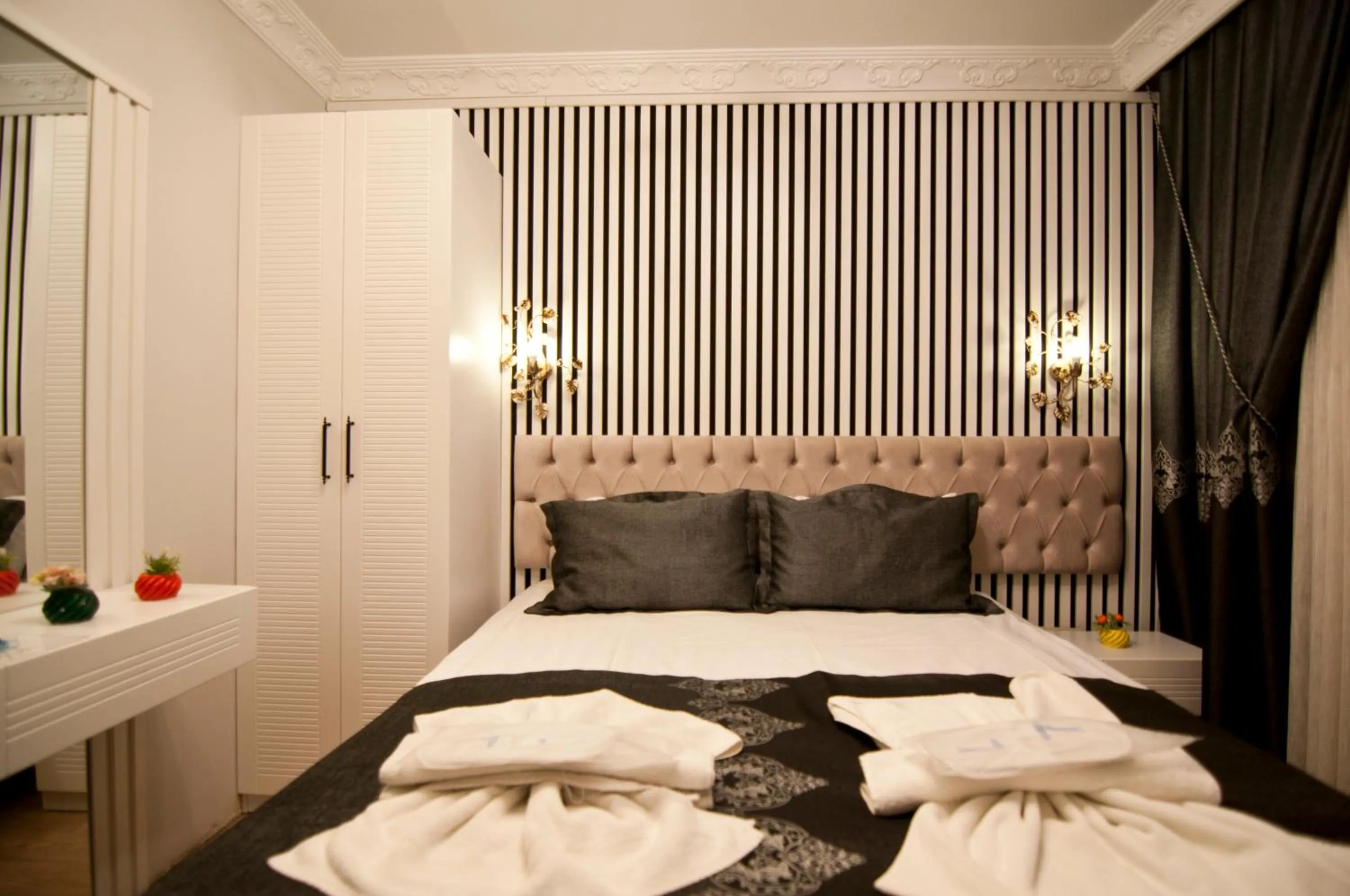 Photo of the whole room, Bed in Hotel Broken Column