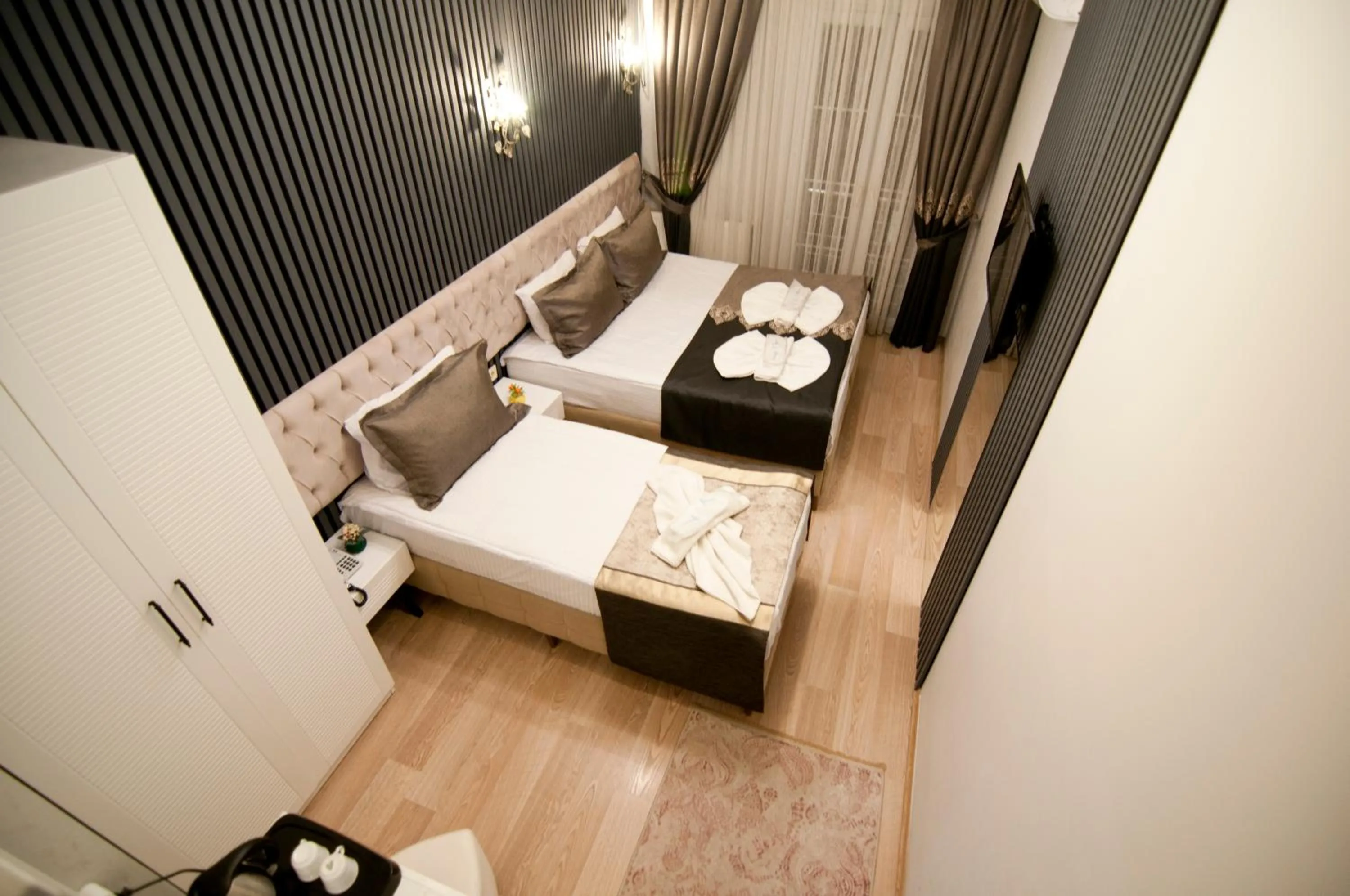 Photo of the whole room, Bed in Hotel Broken Column