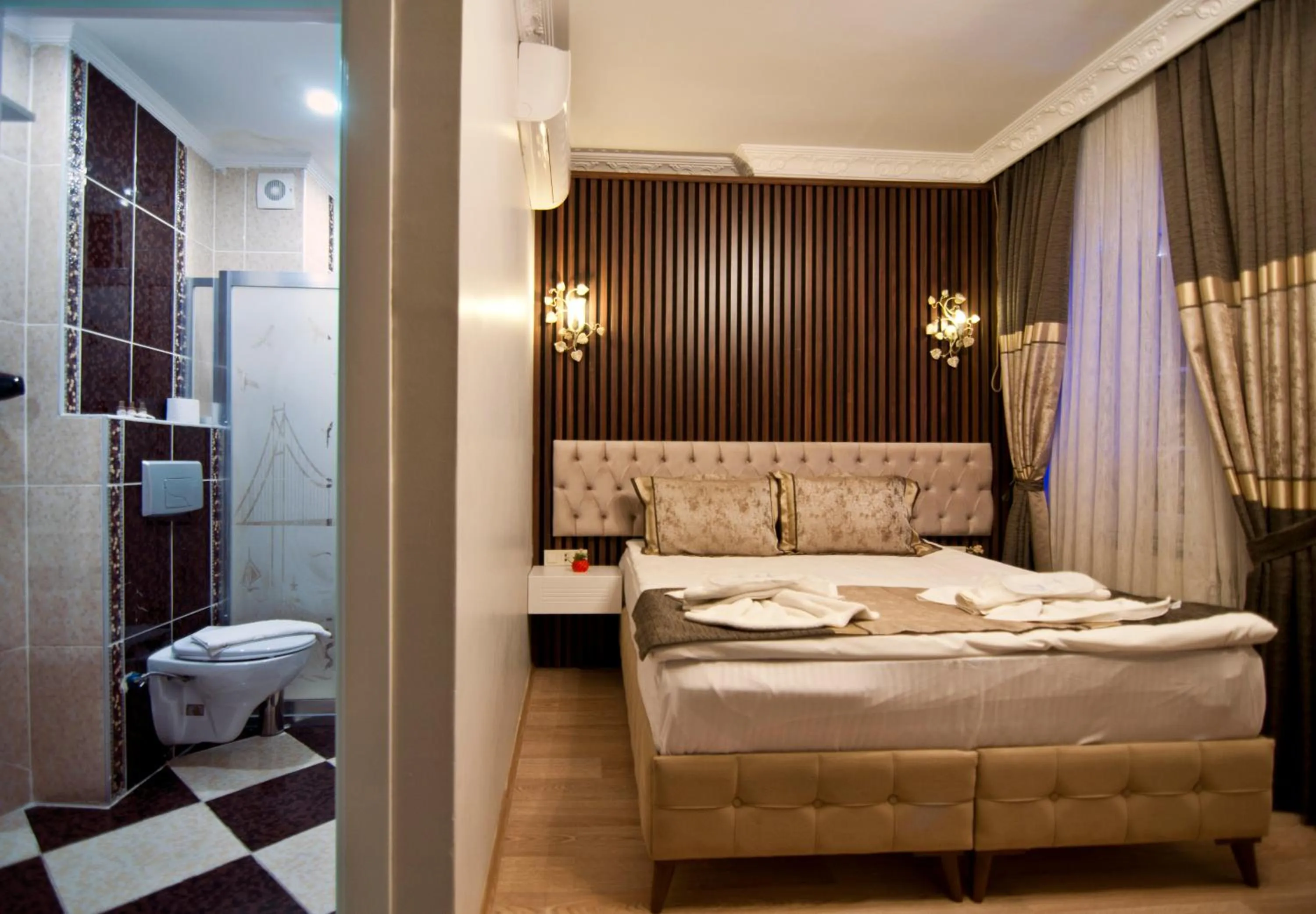 Photo of the whole room in Hotel Broken Column