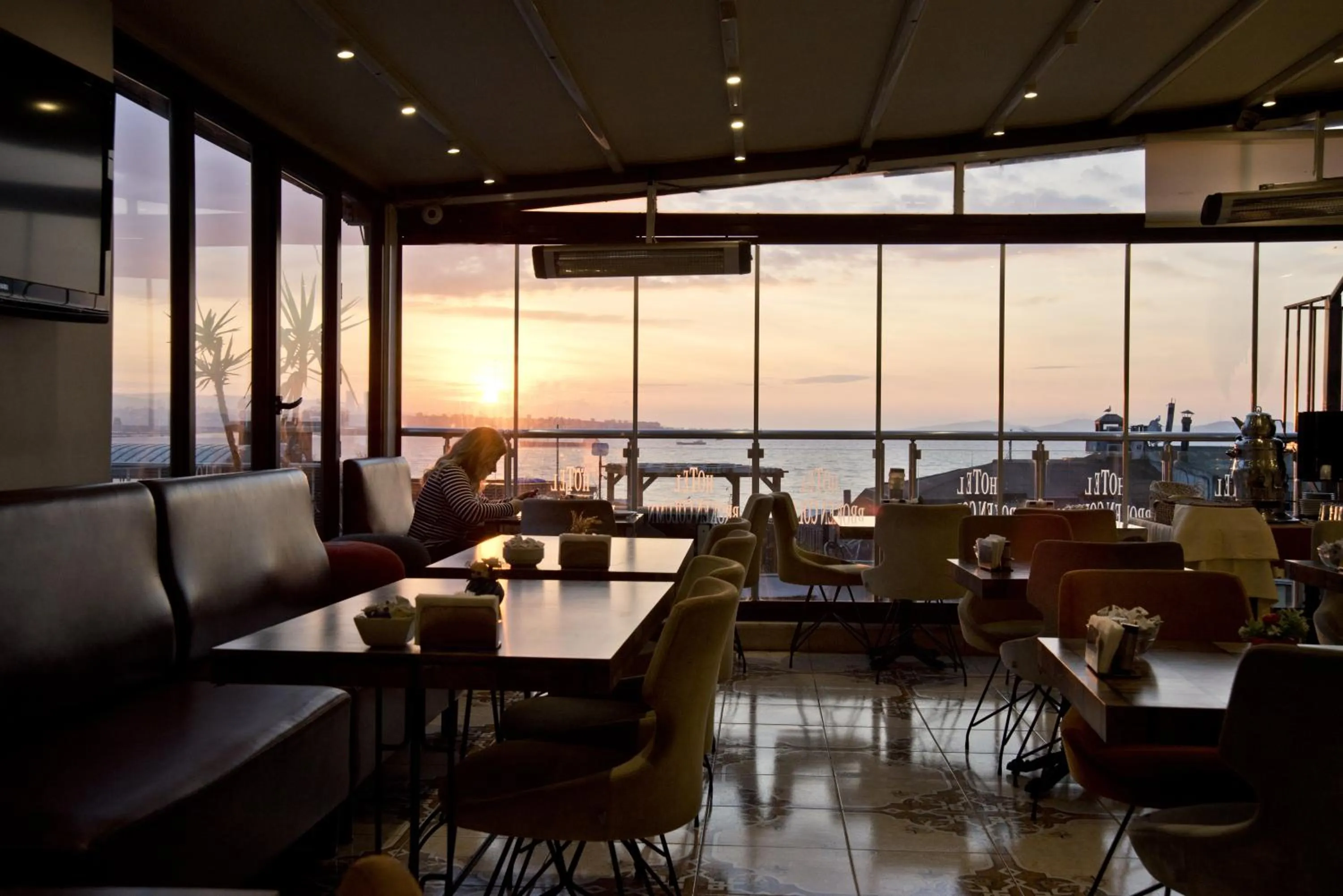 Breakfast in Hotel Broken Column