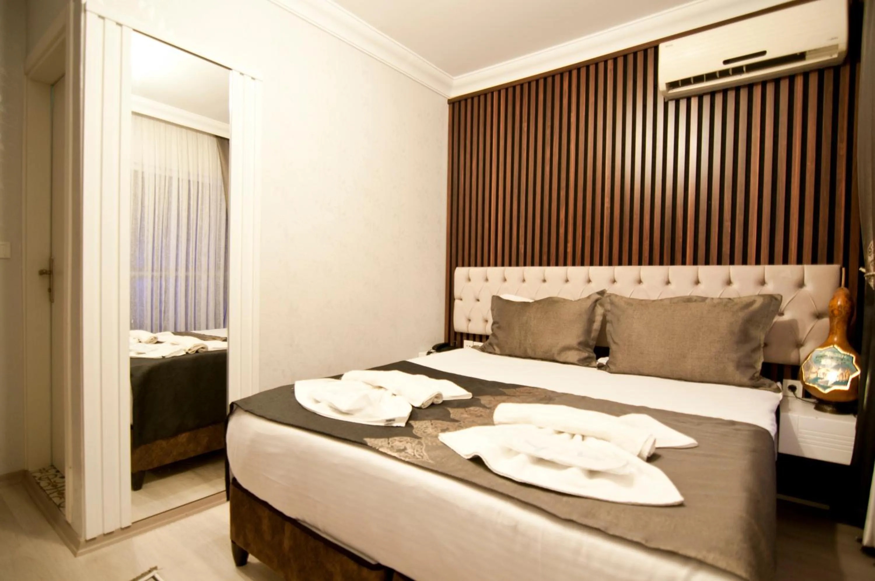 Photo of the whole room, Bed in Hotel Broken Column