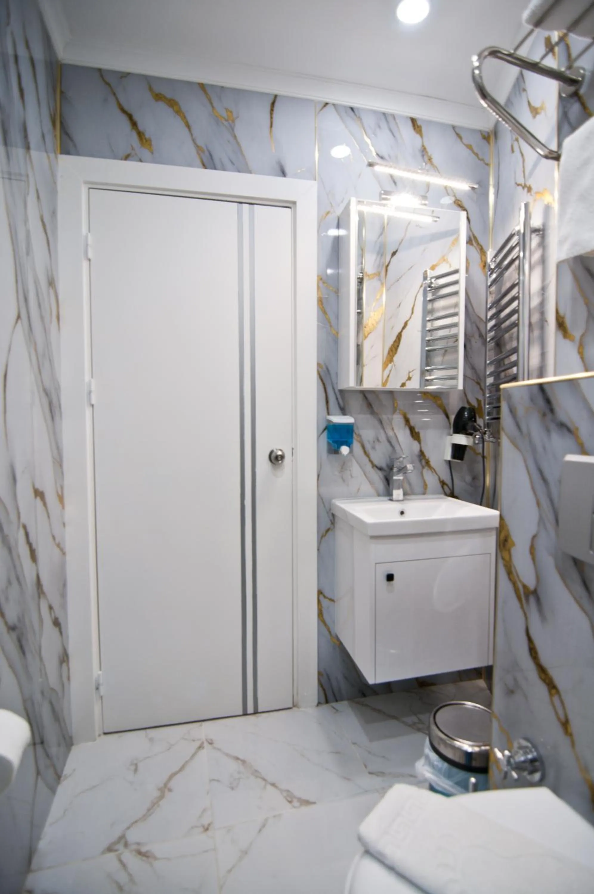 Bathroom in Hotel Broken Column