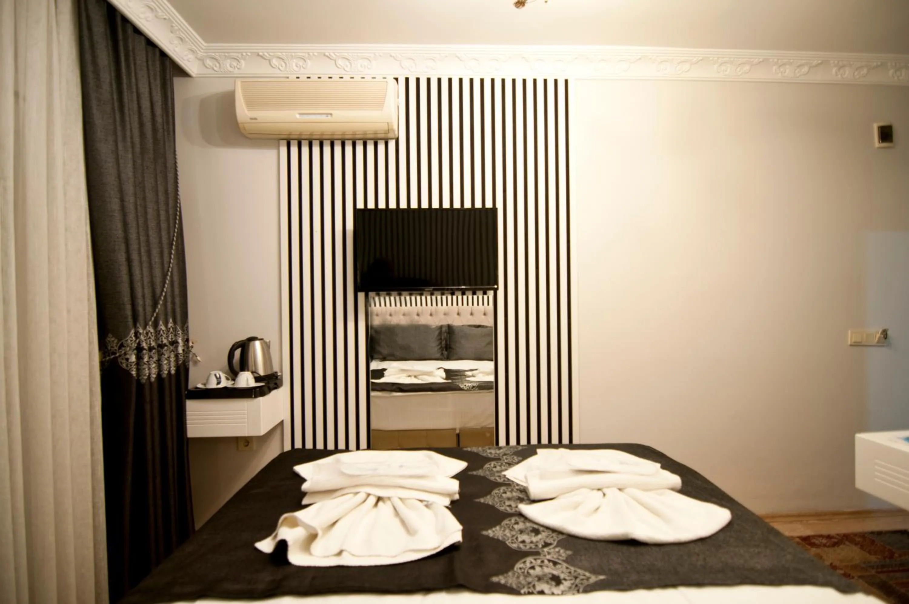 Photo of the whole room, Bed in Hotel Broken Column