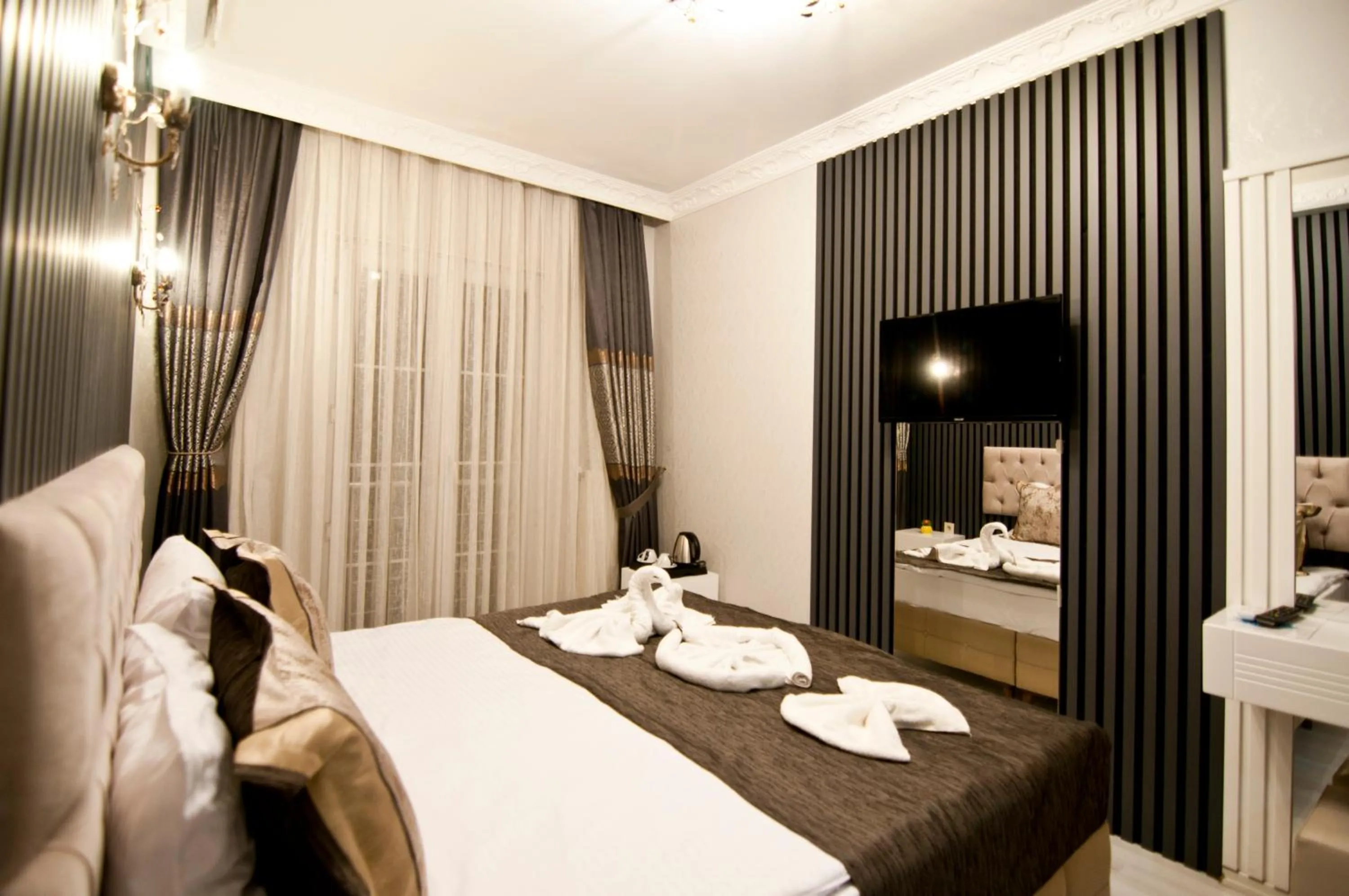 Photo of the whole room, Bed in Hotel Broken Column