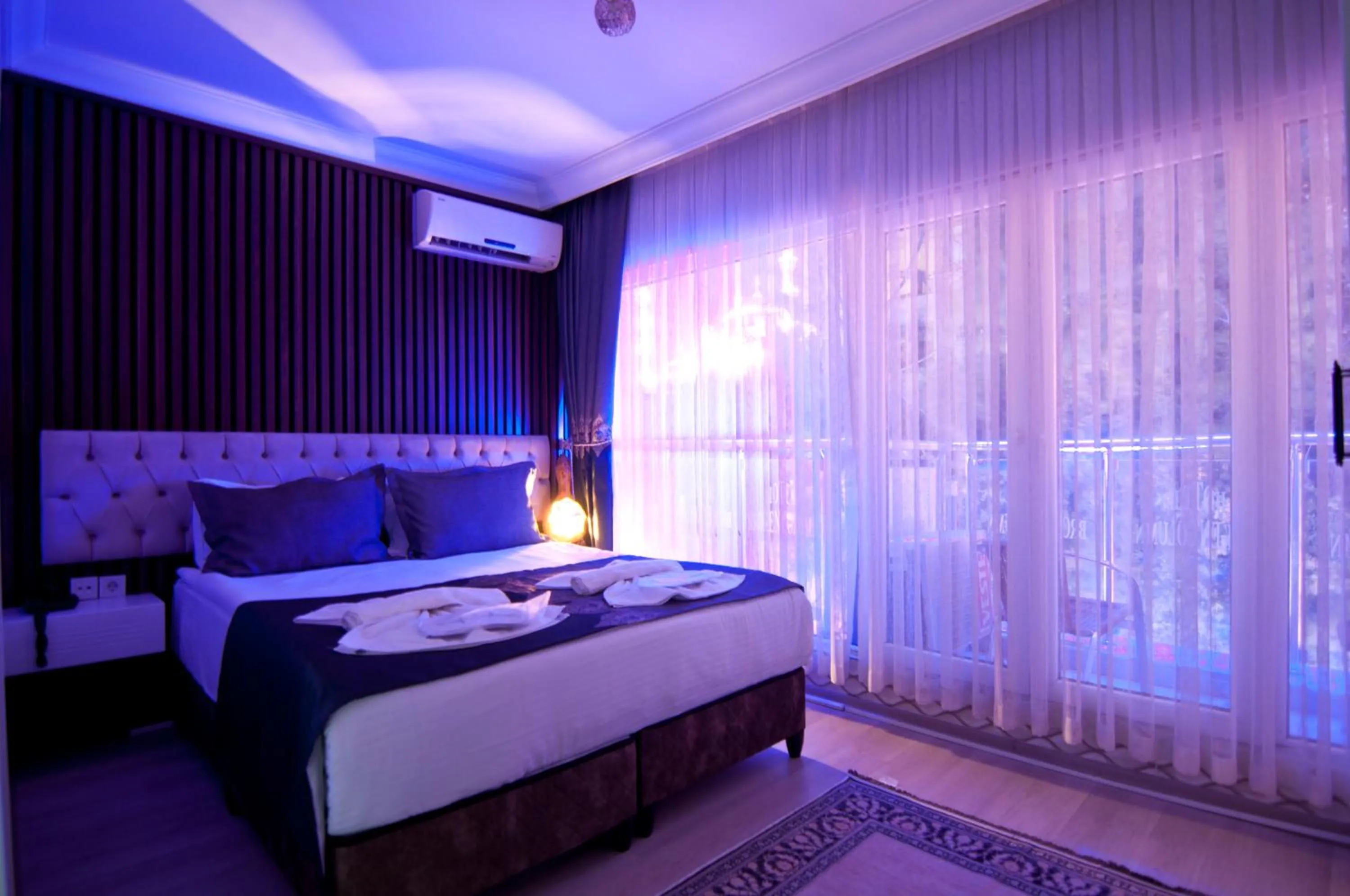 Photo of the whole room, Bed in Hotel Broken Column