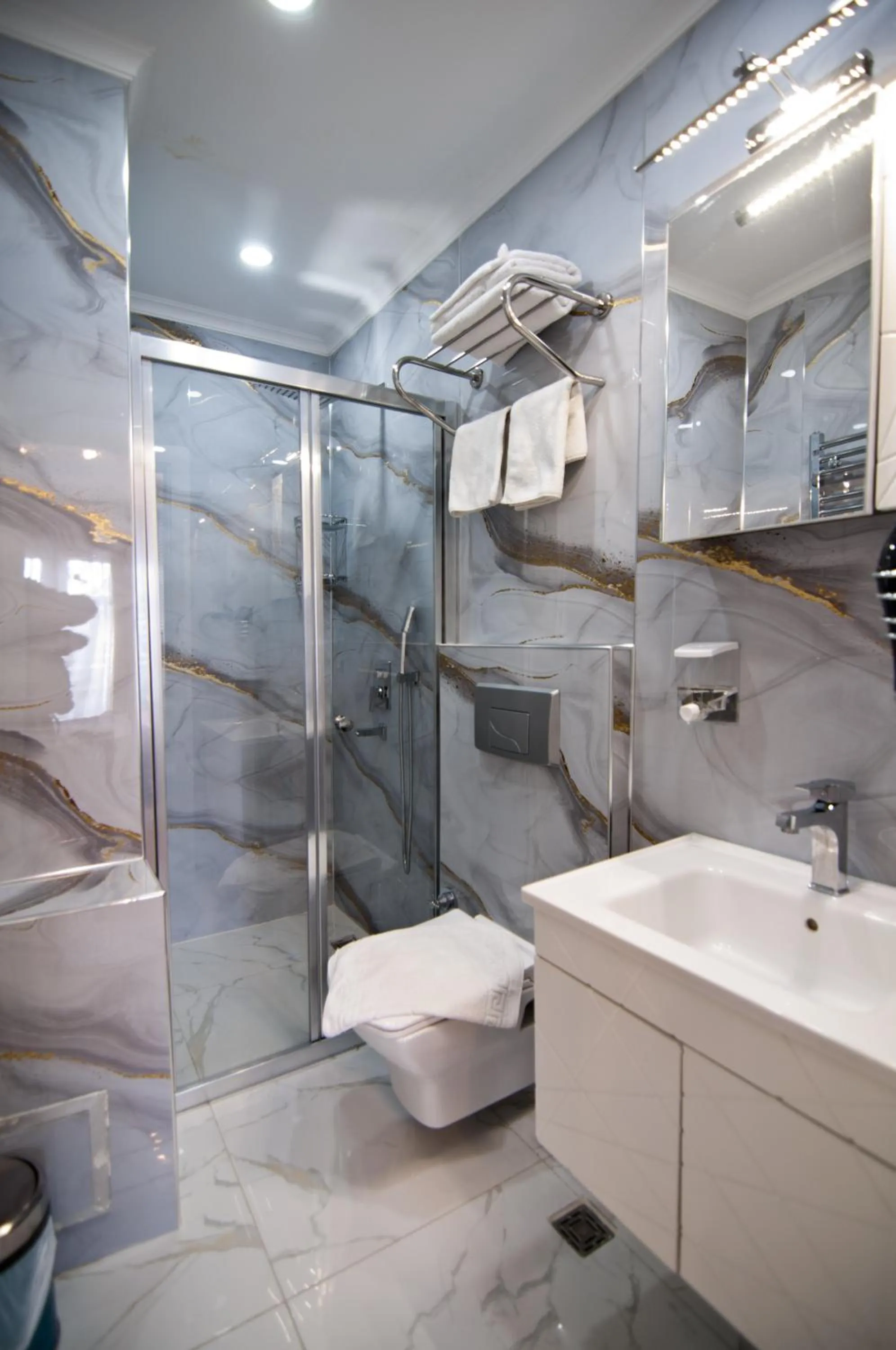 Bathroom in Hotel Broken Column