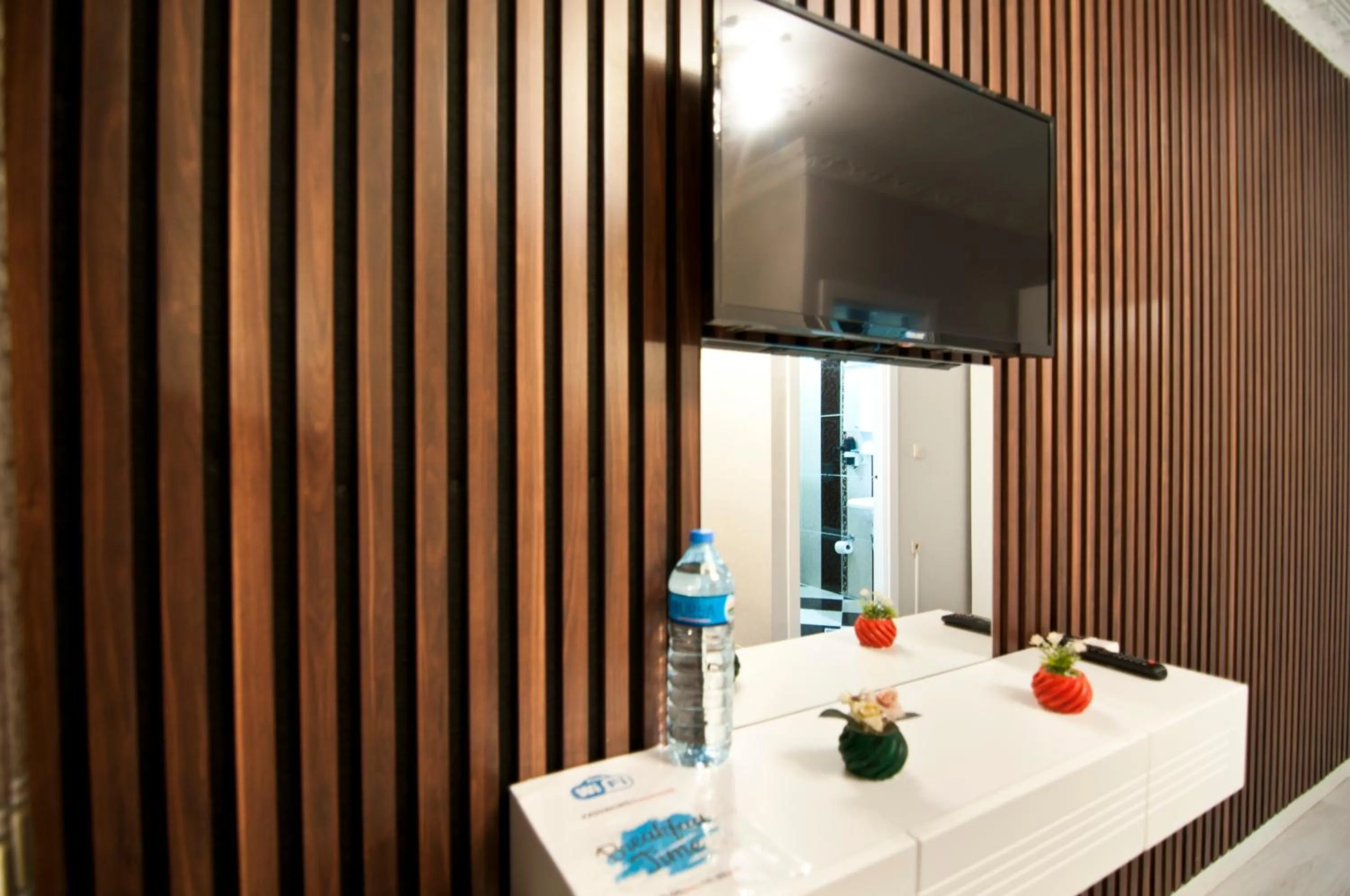 Photo of the whole room in Hotel Broken Column