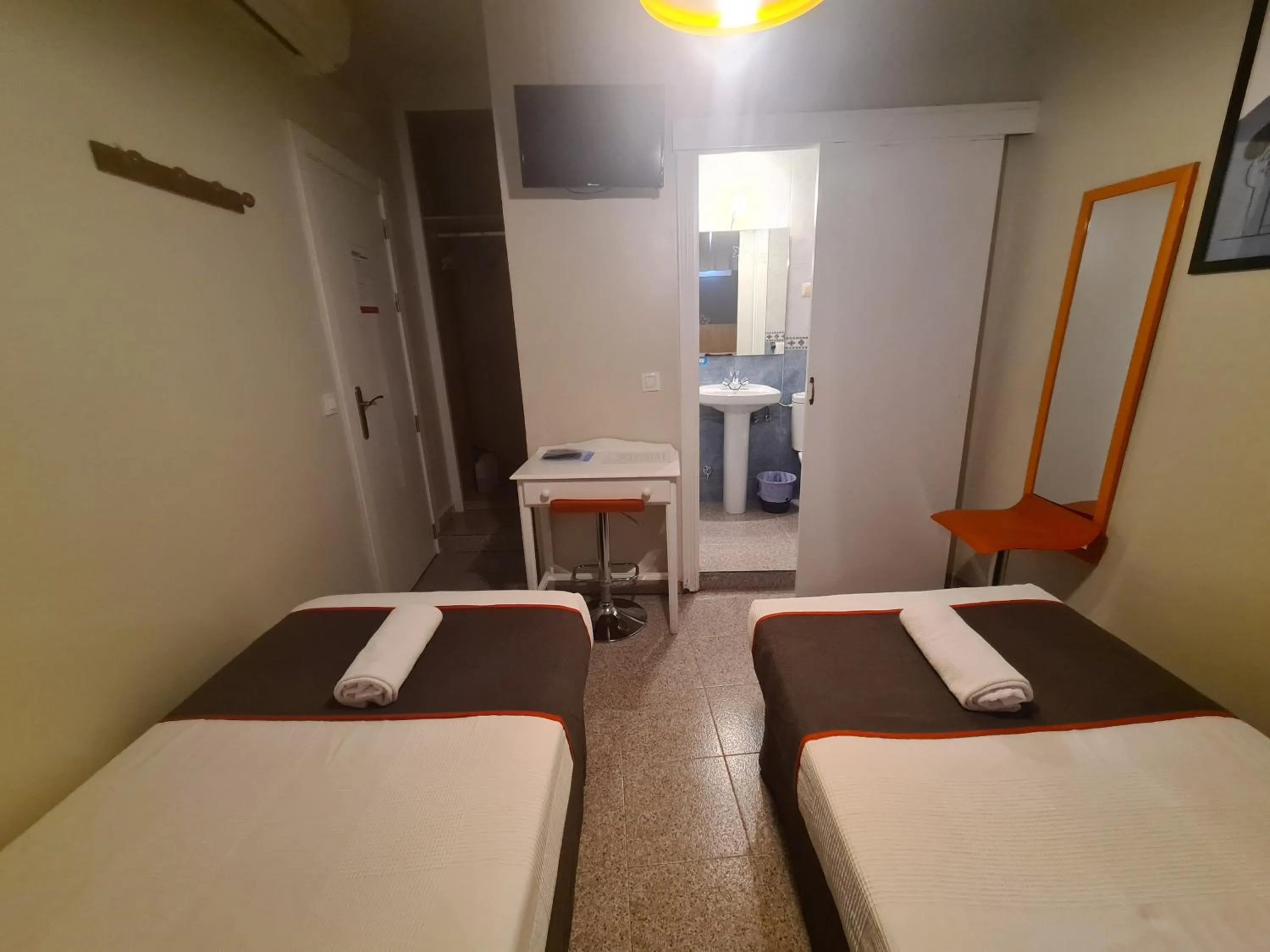 Photo of the whole room, Bed in CH Las Murallas