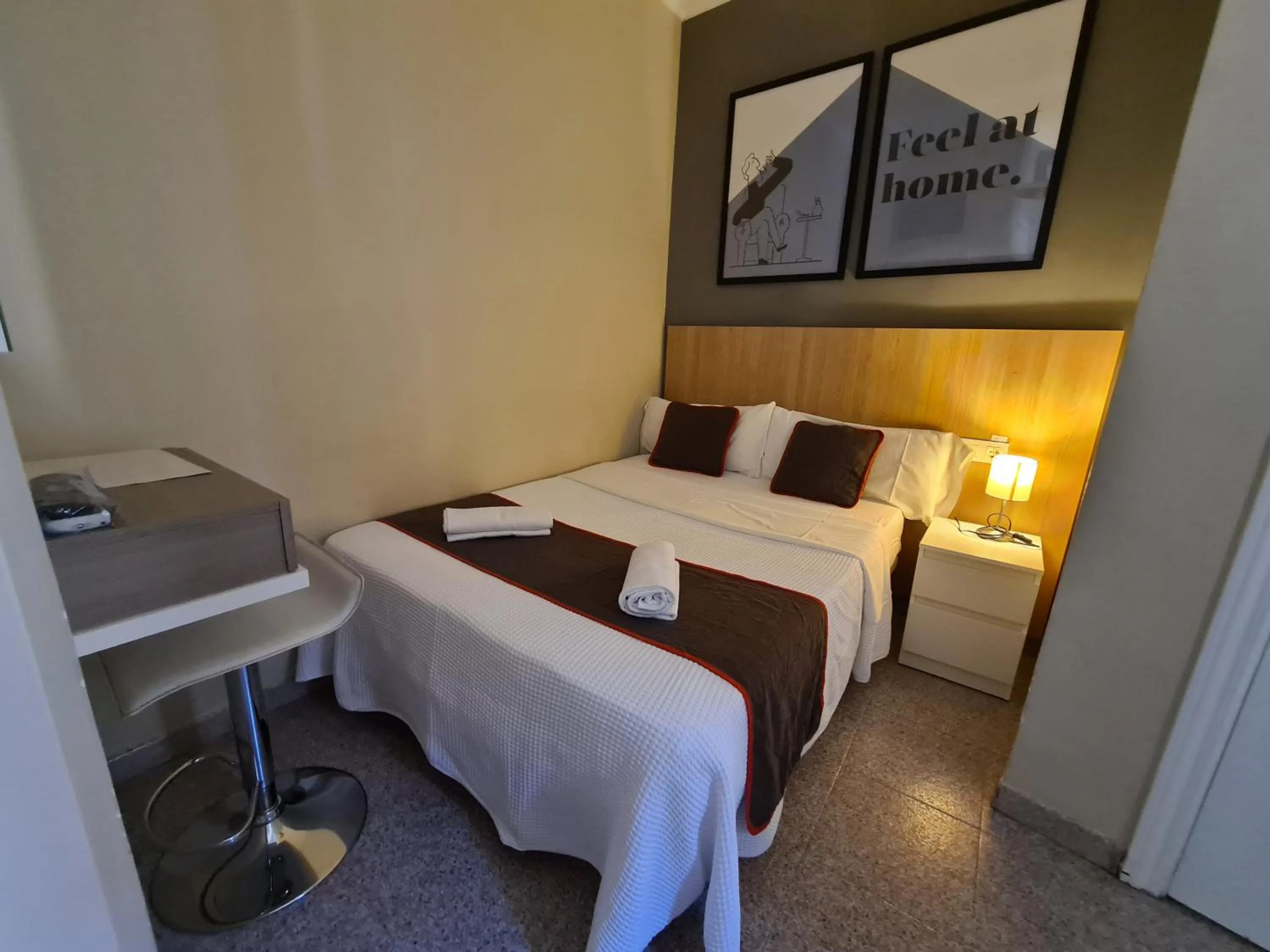 Photo of the whole room, Bed in CH Las Murallas