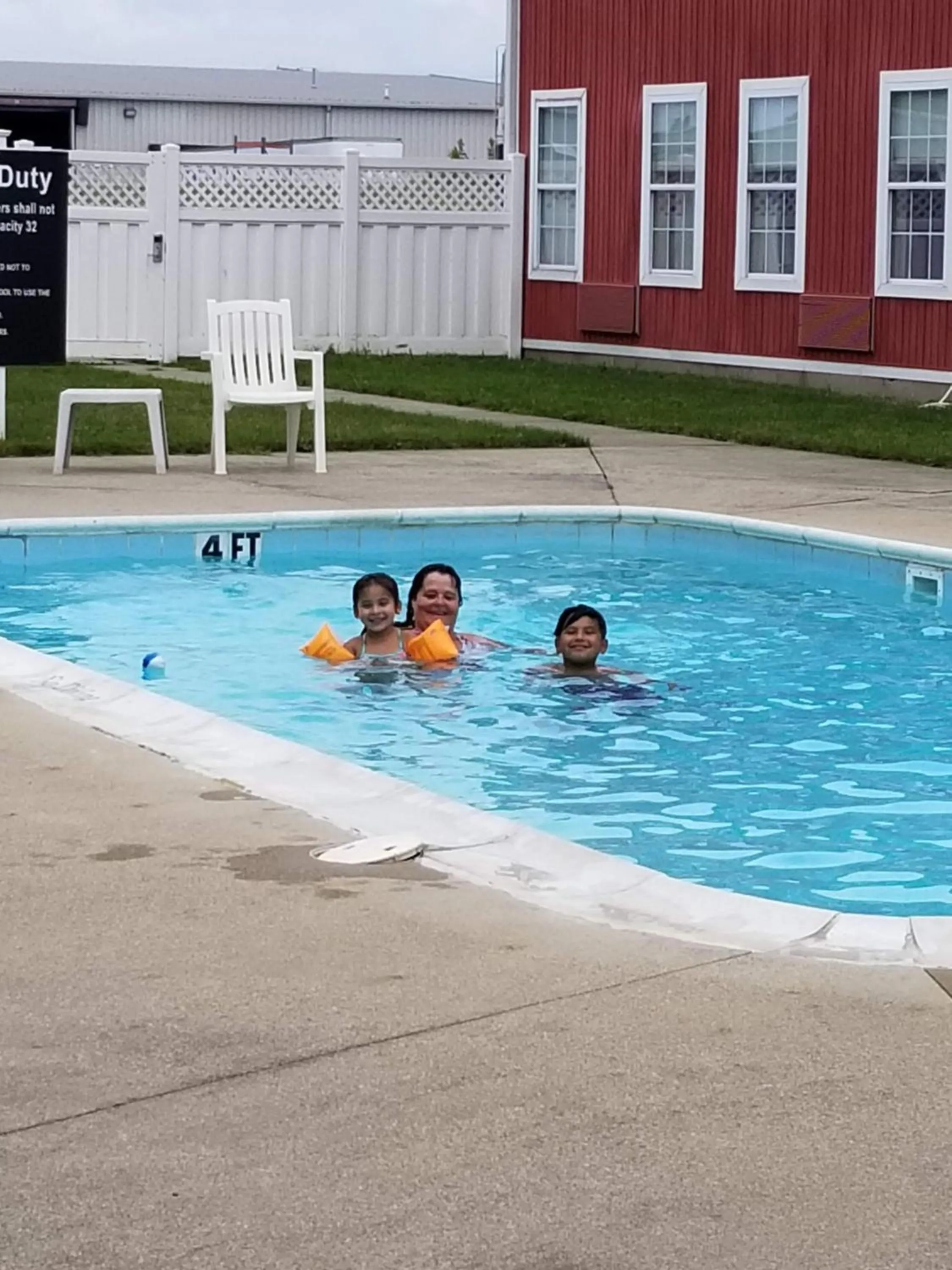 Swimming pool in CountrySide Inn