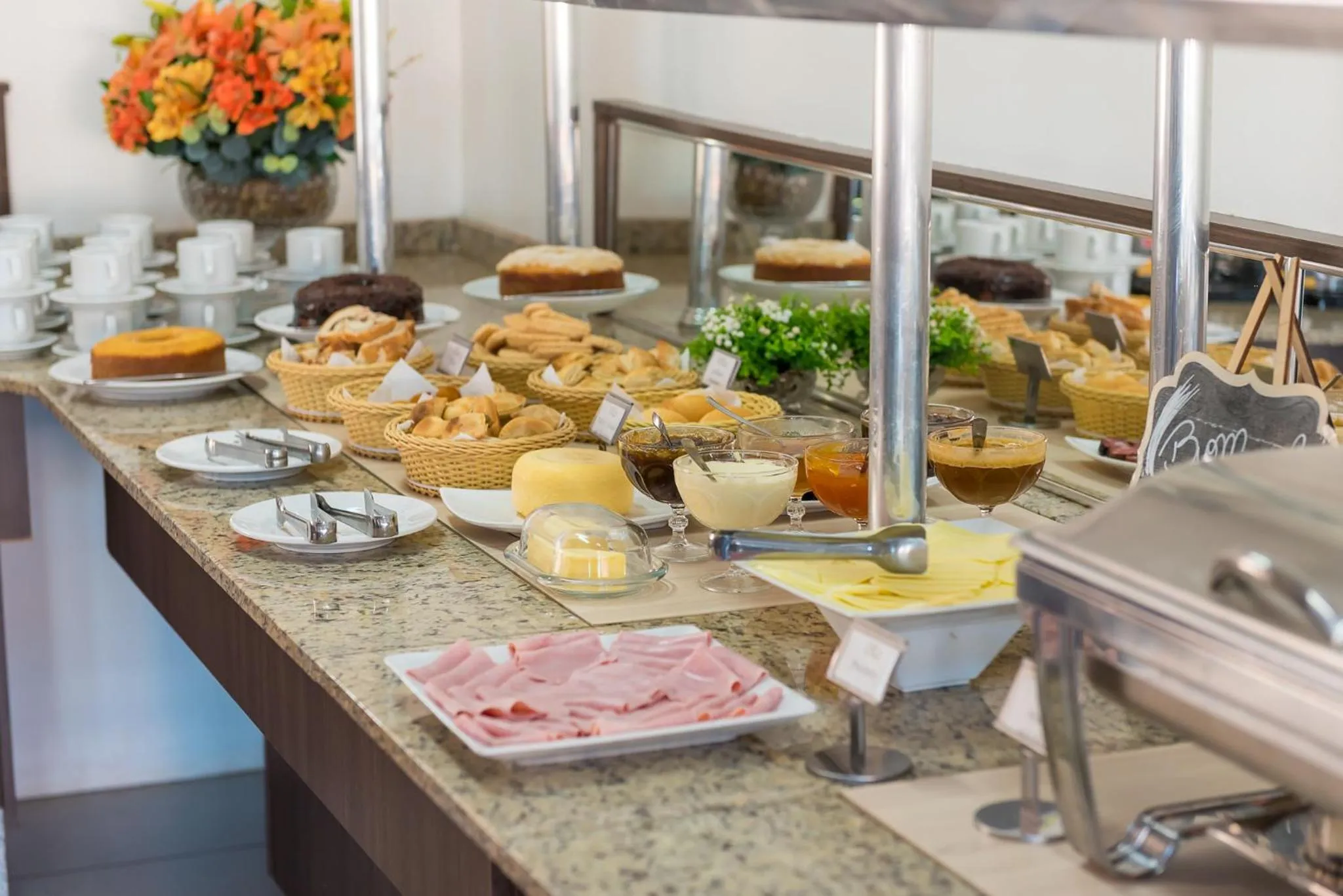 Breakfast in Hotel D'Nápoles