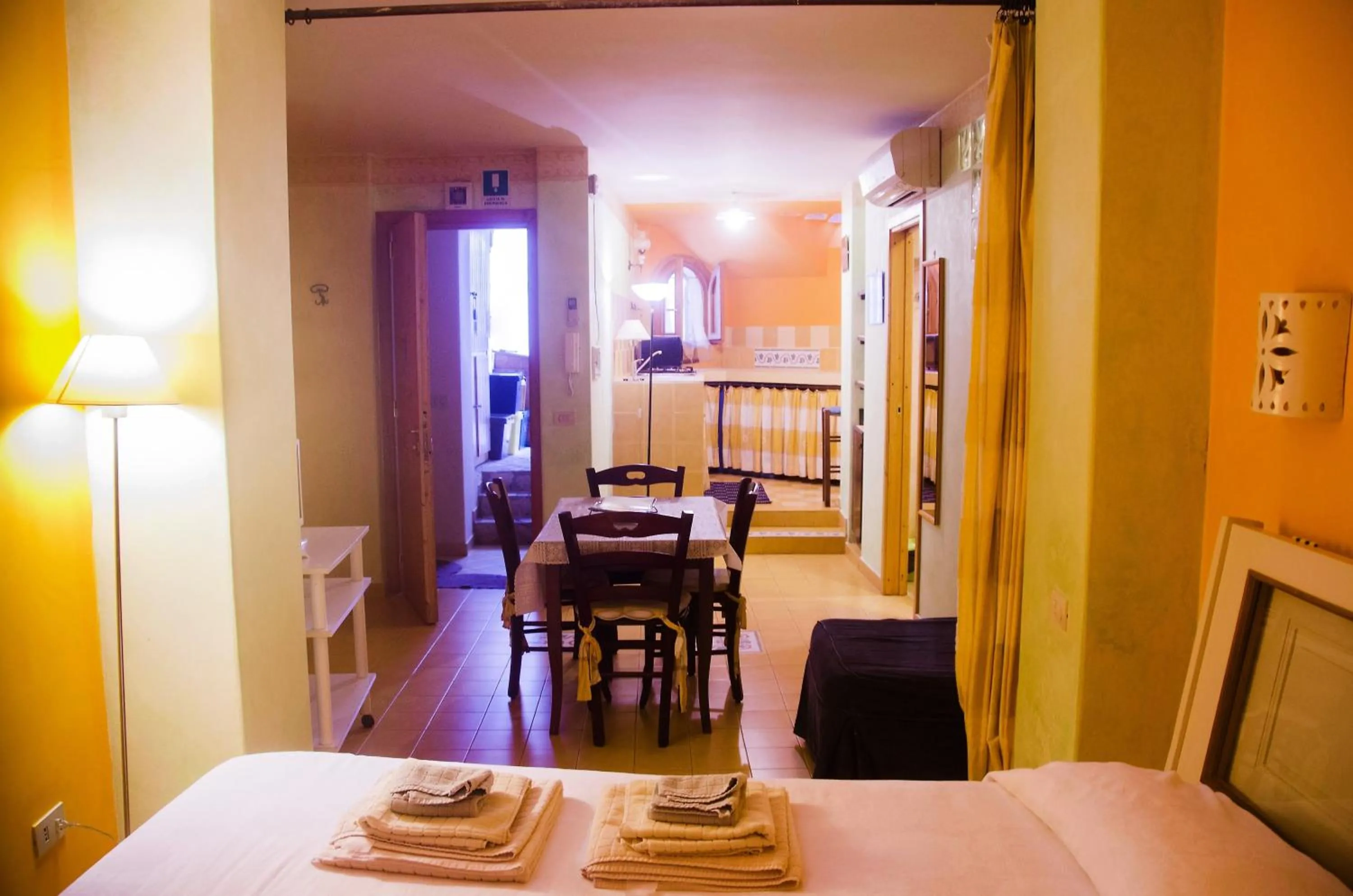 Kitchen or kitchenette, Bed in Casa Vela B&B