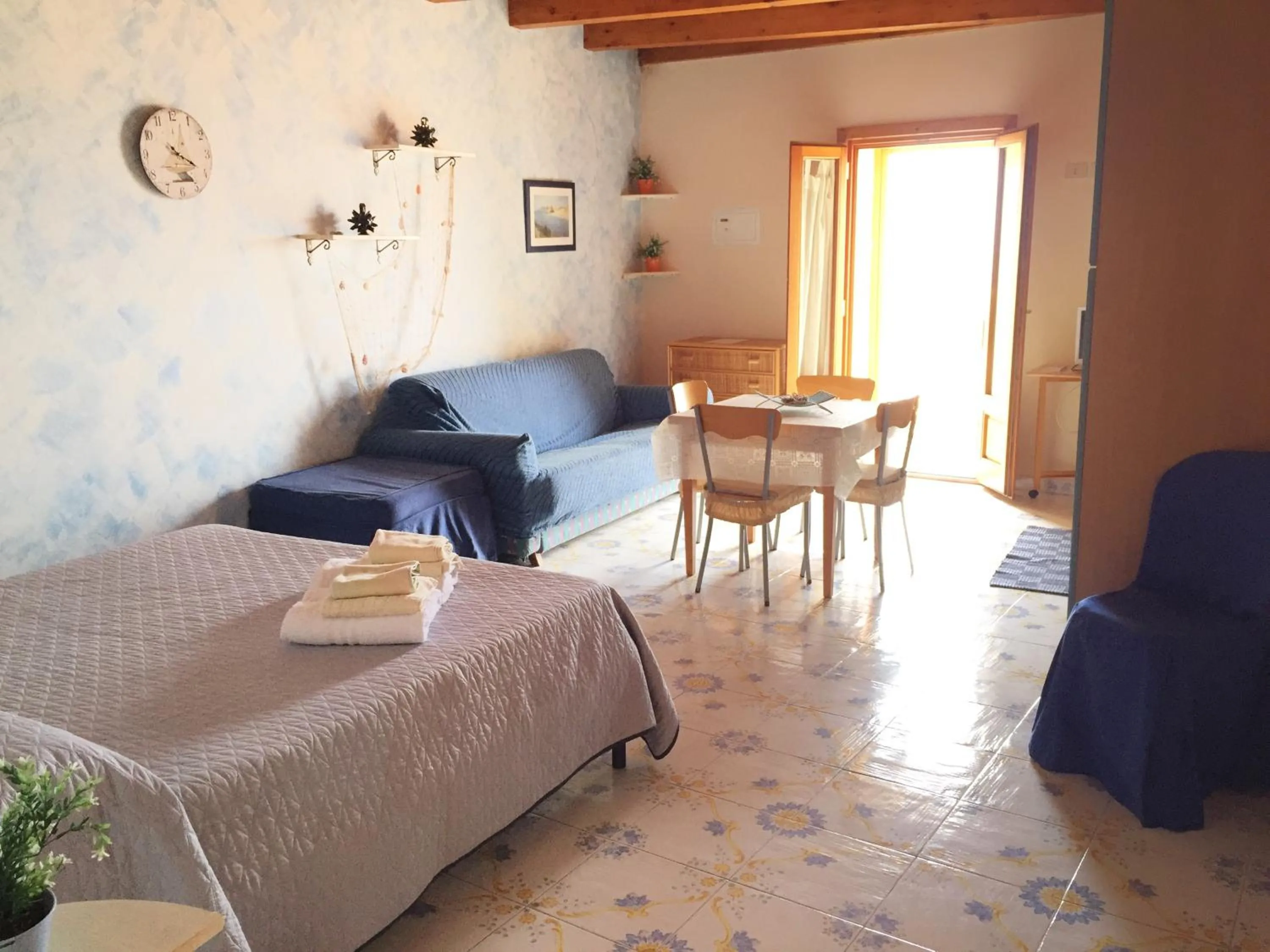 Kitchen or kitchenette, Bed in Casa Vela B&B