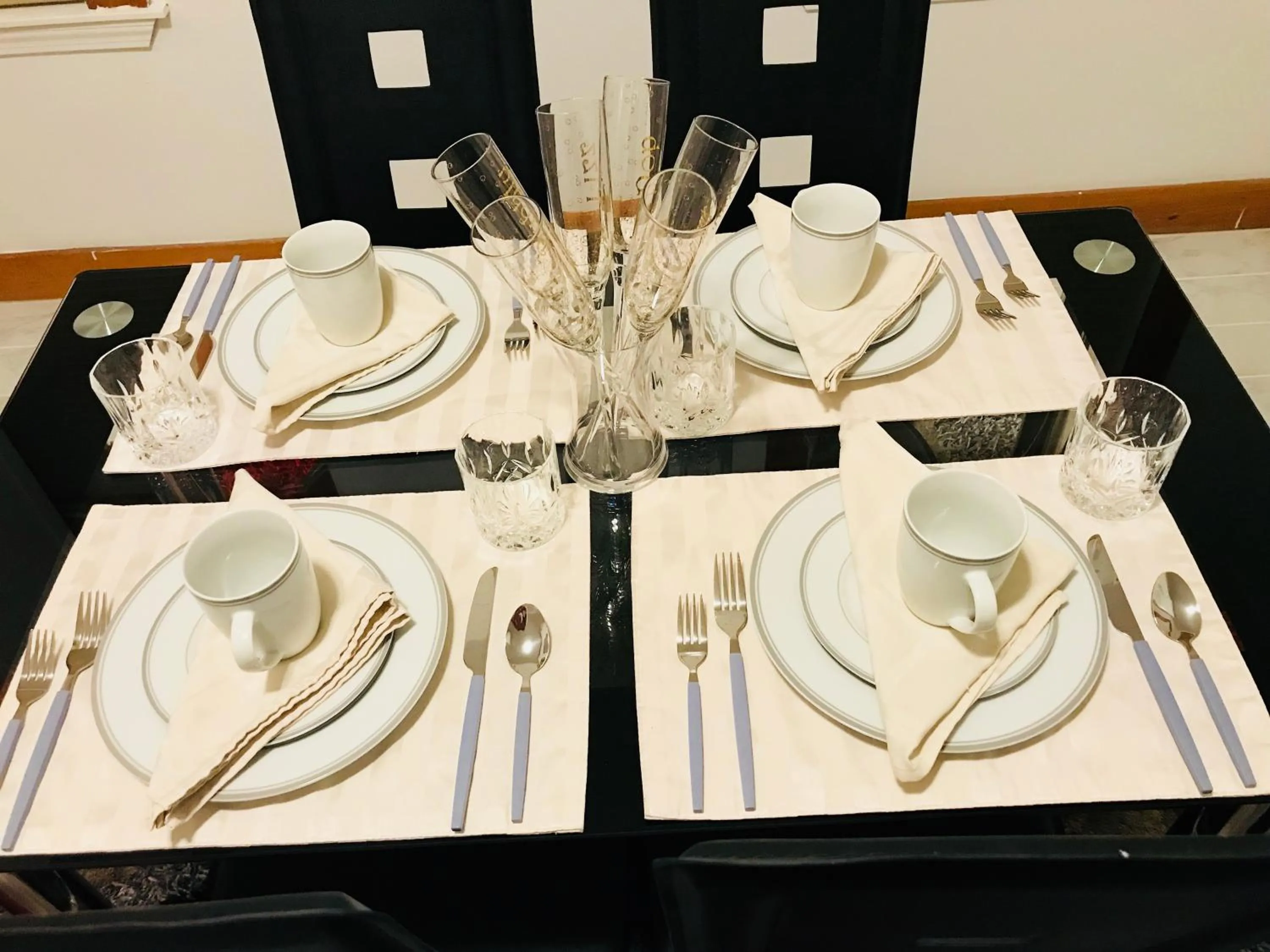 Communal kitchen in Boston Lodge and Suites