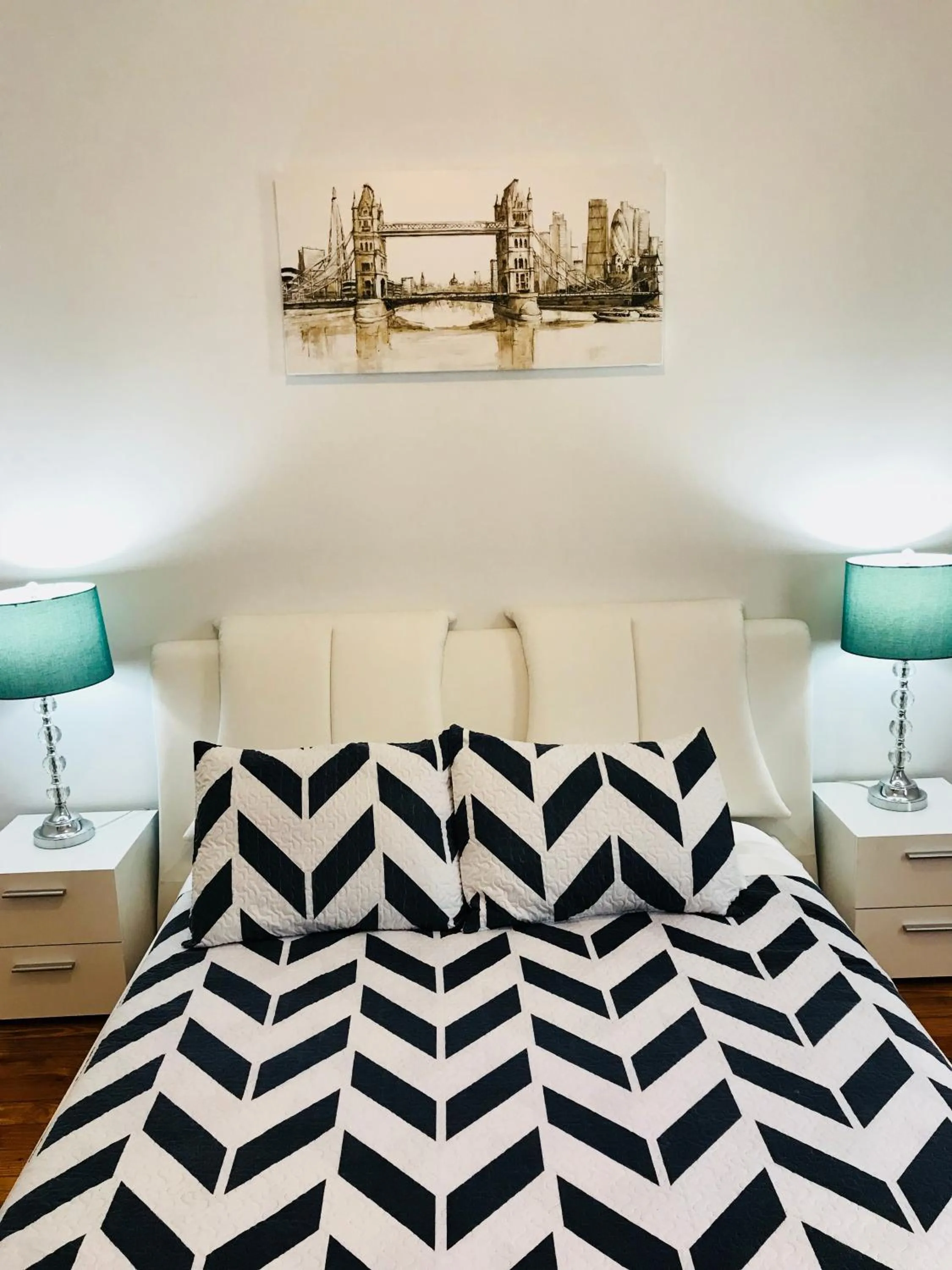 Photo of the whole room, Bed in Boston Lodge and Suites