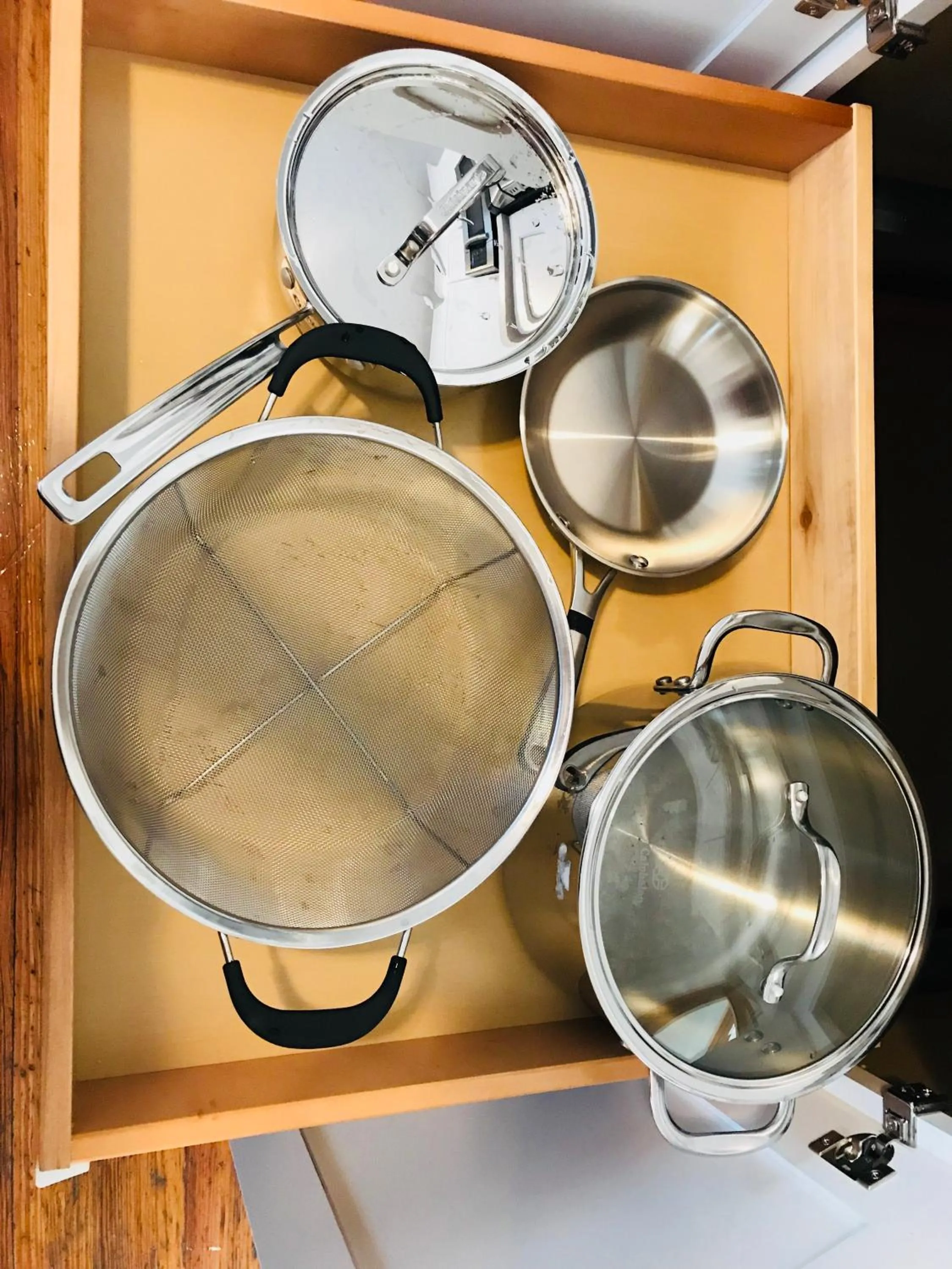 Communal kitchen in Boston Lodge and Suites