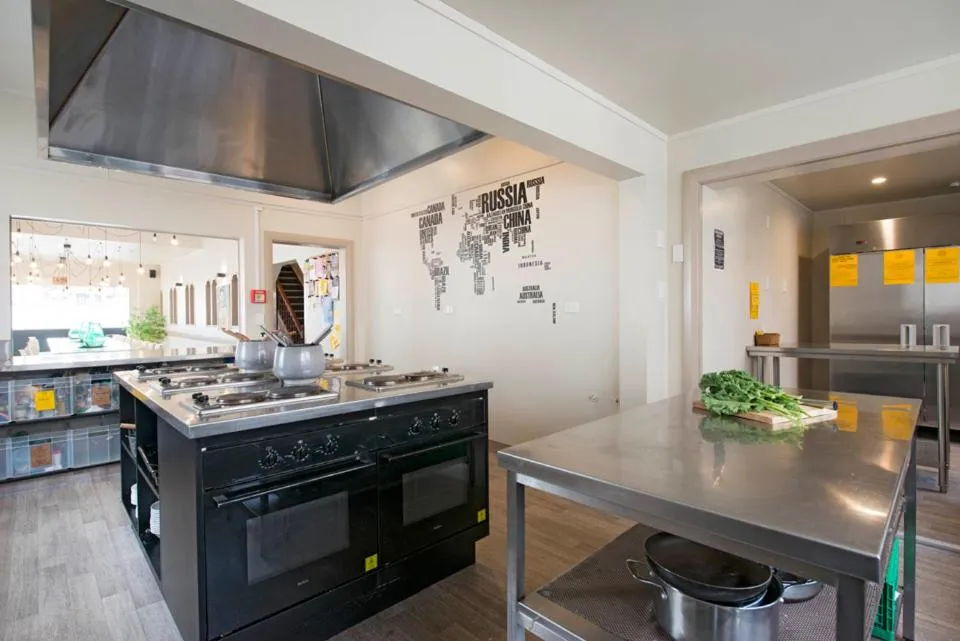 Communal kitchen in Bridge Backpackers