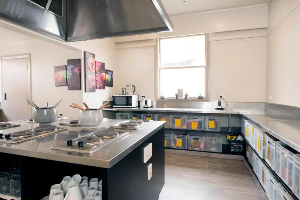 Communal kitchen in Bridge Backpackers