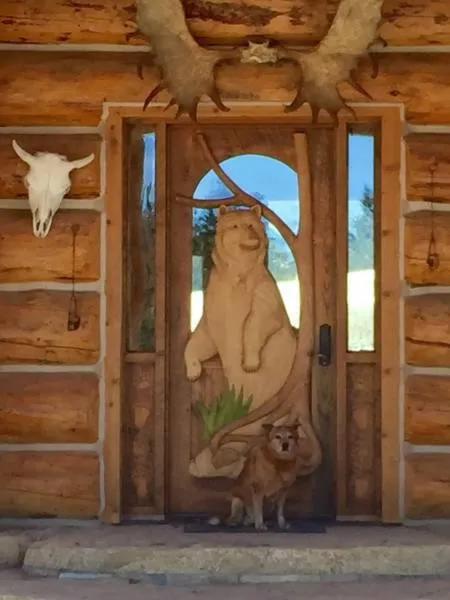 Facade/entrance in McDonald's Ranch Lodge