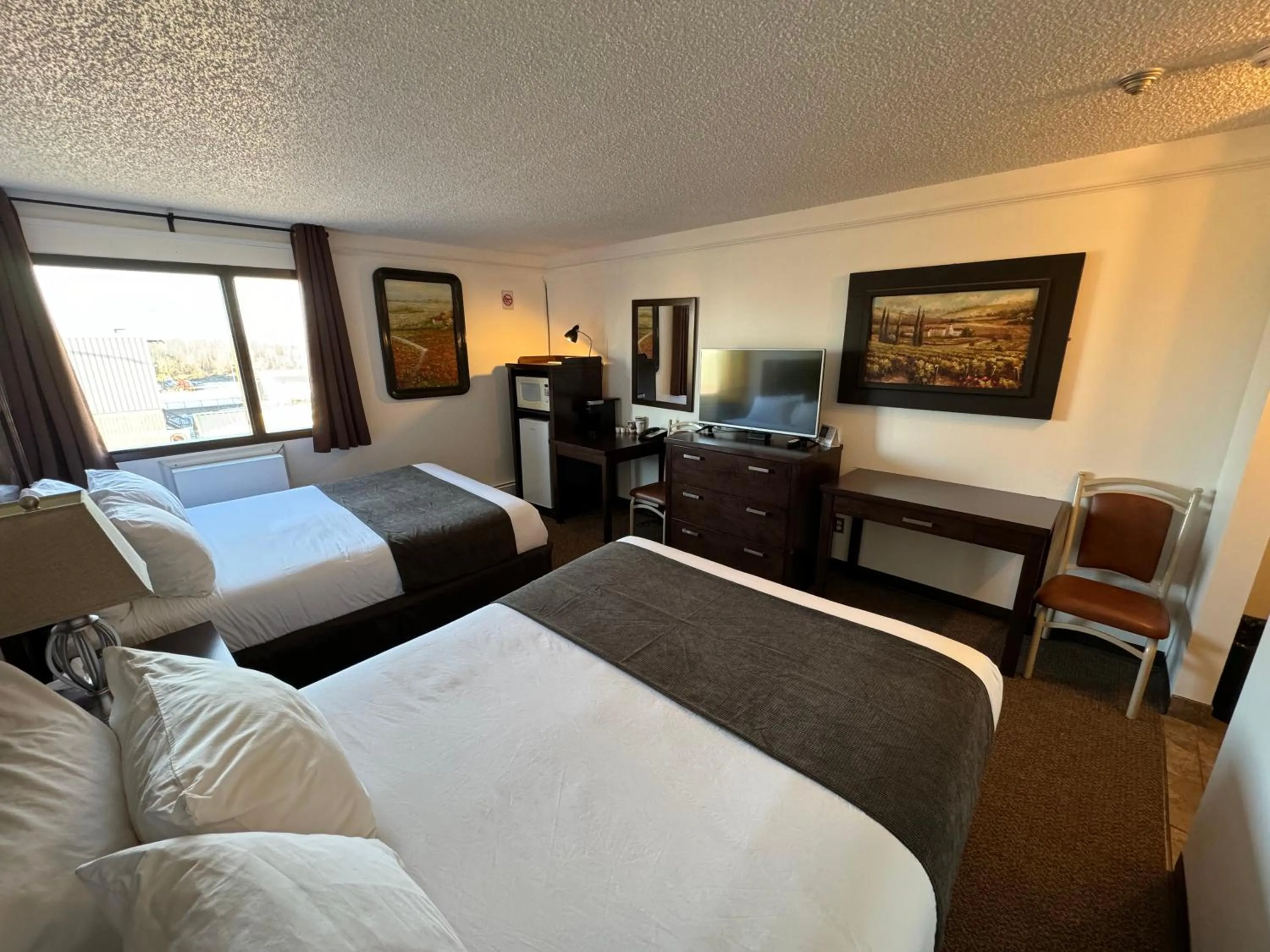 Bedroom, Bed in River Inn