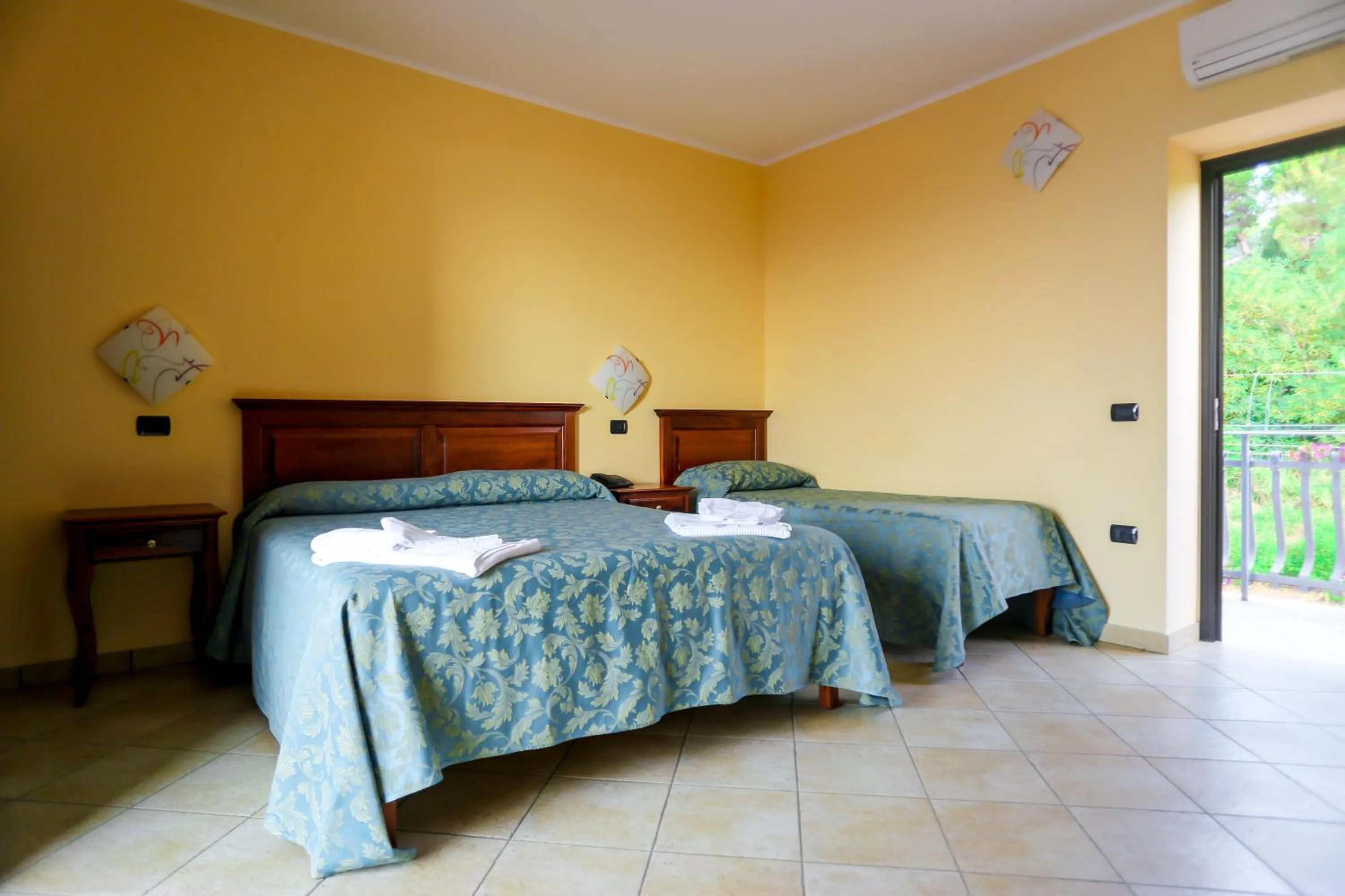 Bed in Villaggio Hotel Lido San Giuseppe