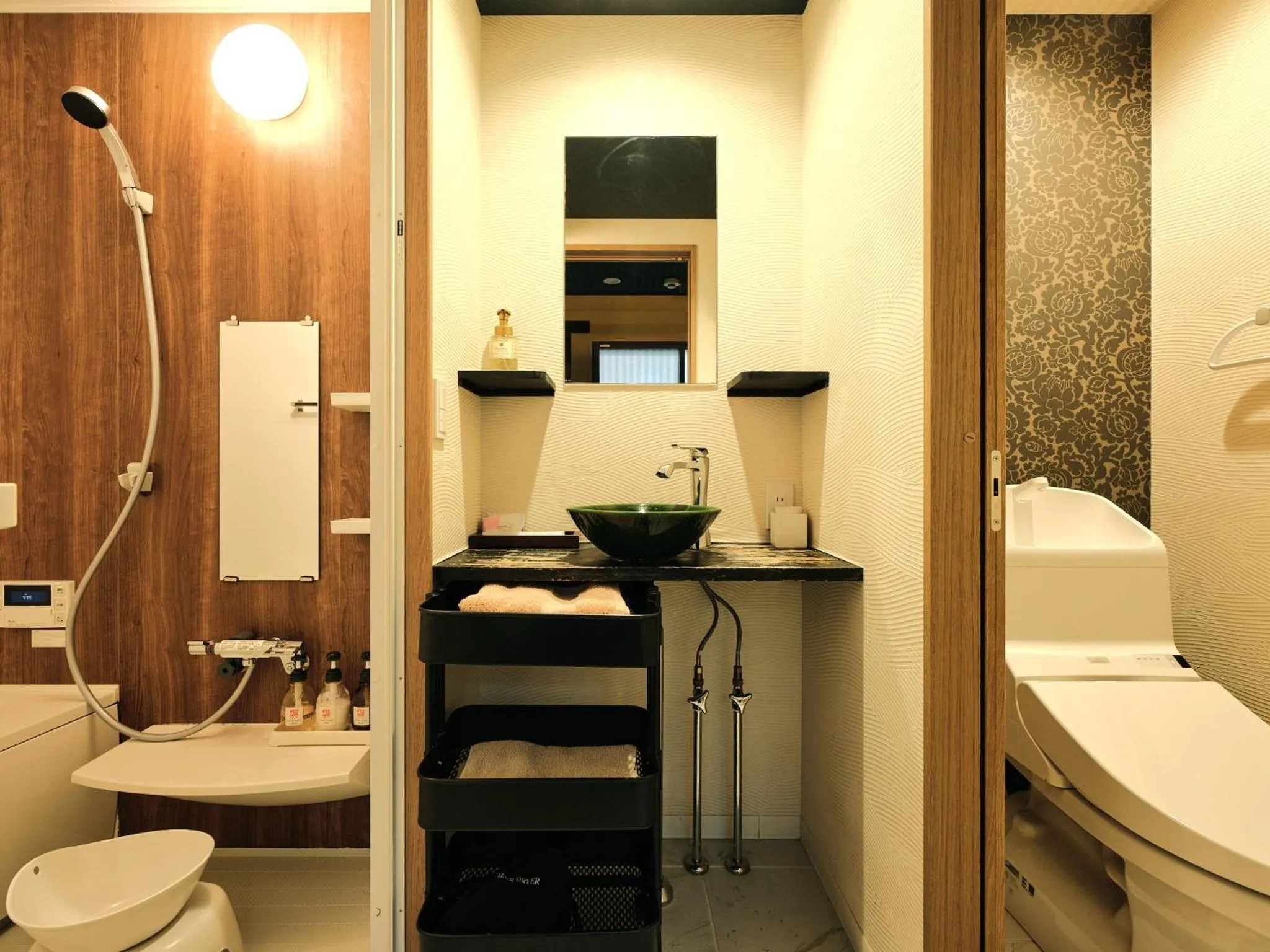 Shower in Tsumugi Hachijo Muromachi