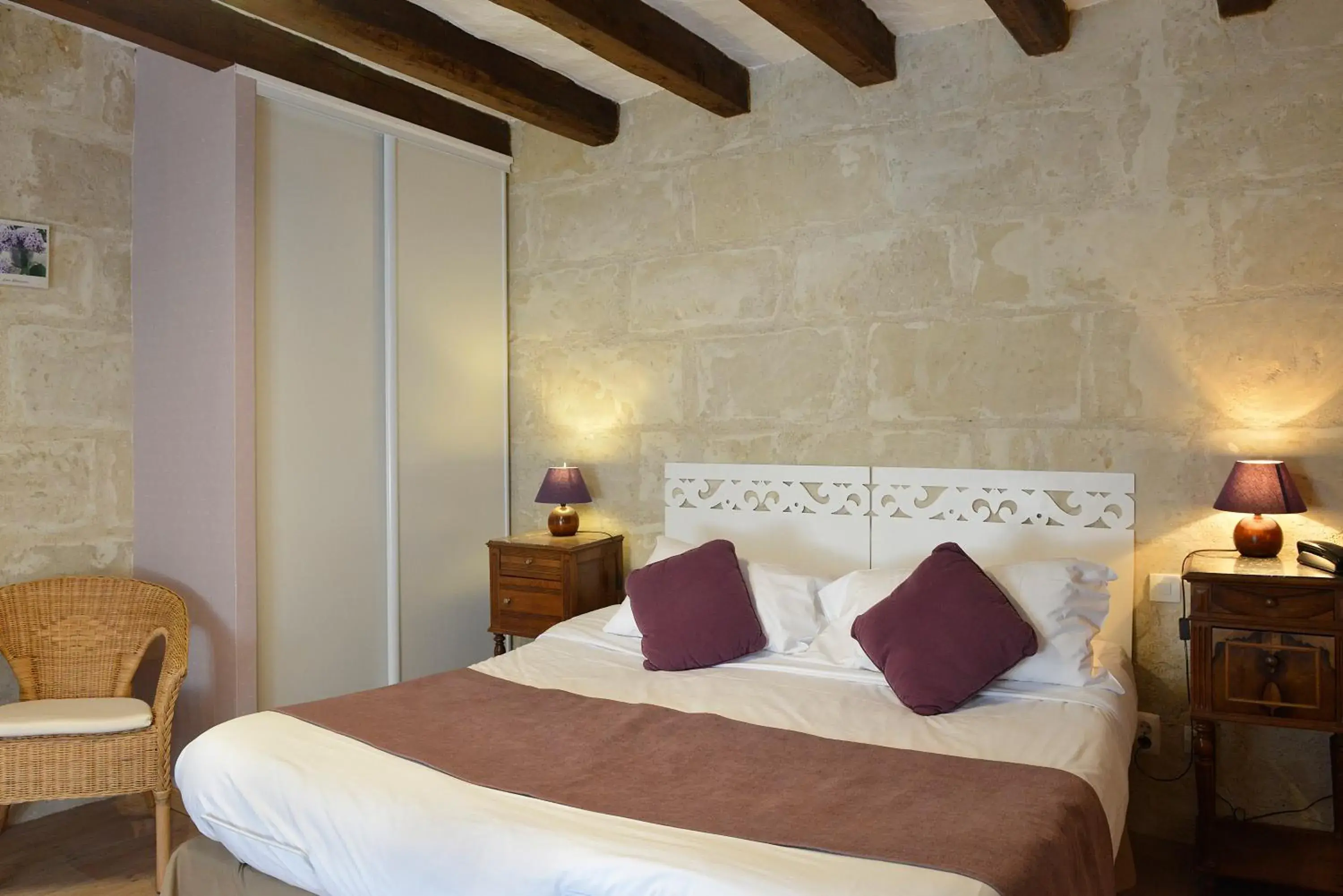 Bedroom, Bed in Logis Auberge Le Colombien - Hôtel et Restaurant Bedroom, Bed in Logis Auberge Le Colombien - Hôtel et Restaurant