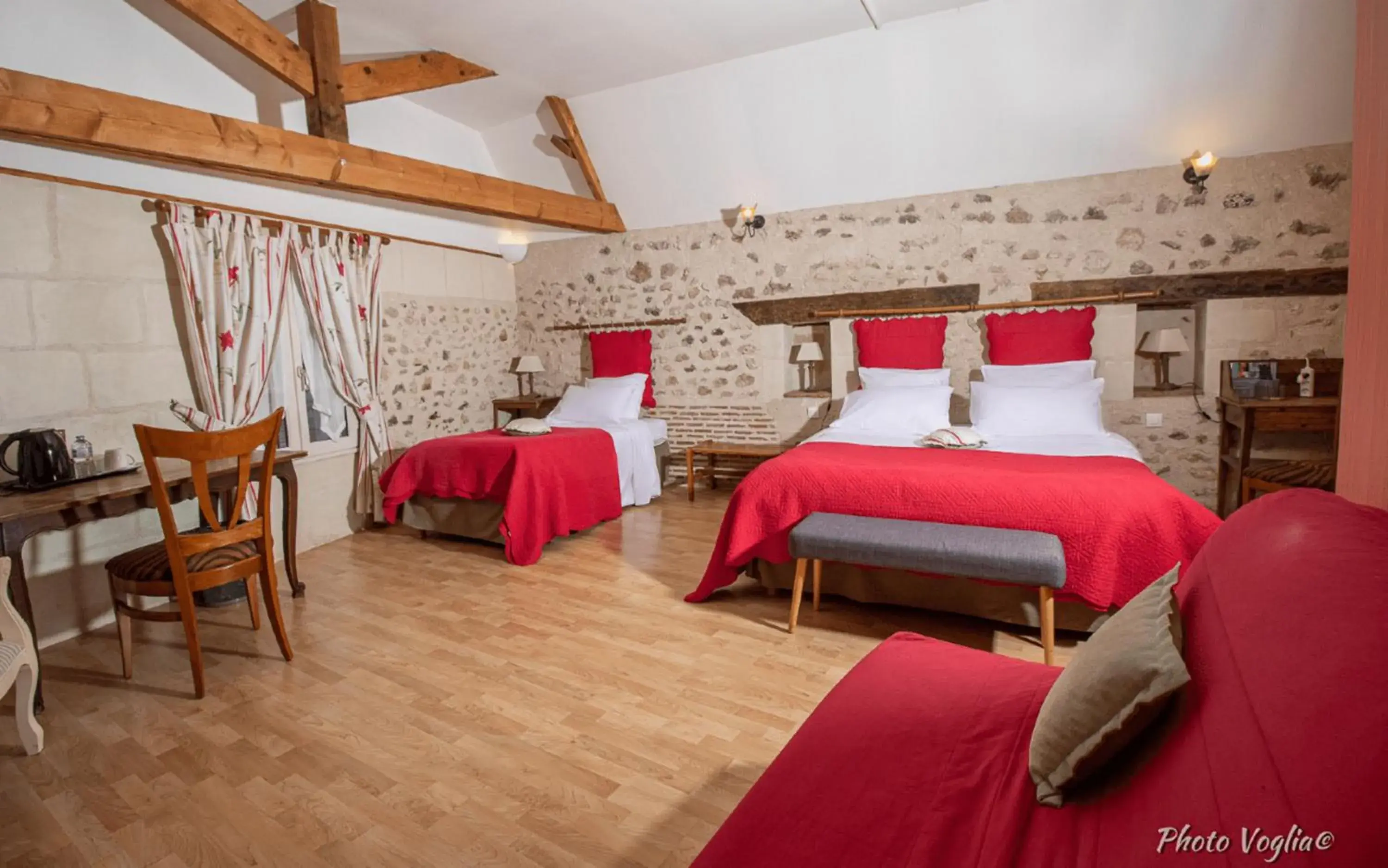 Bedroom, Bed in Logis Auberge Le Colombien - Hôtel et Restaurant Bedroom, Bed in Logis Auberge Le Colombien - Hôtel et Restaurant