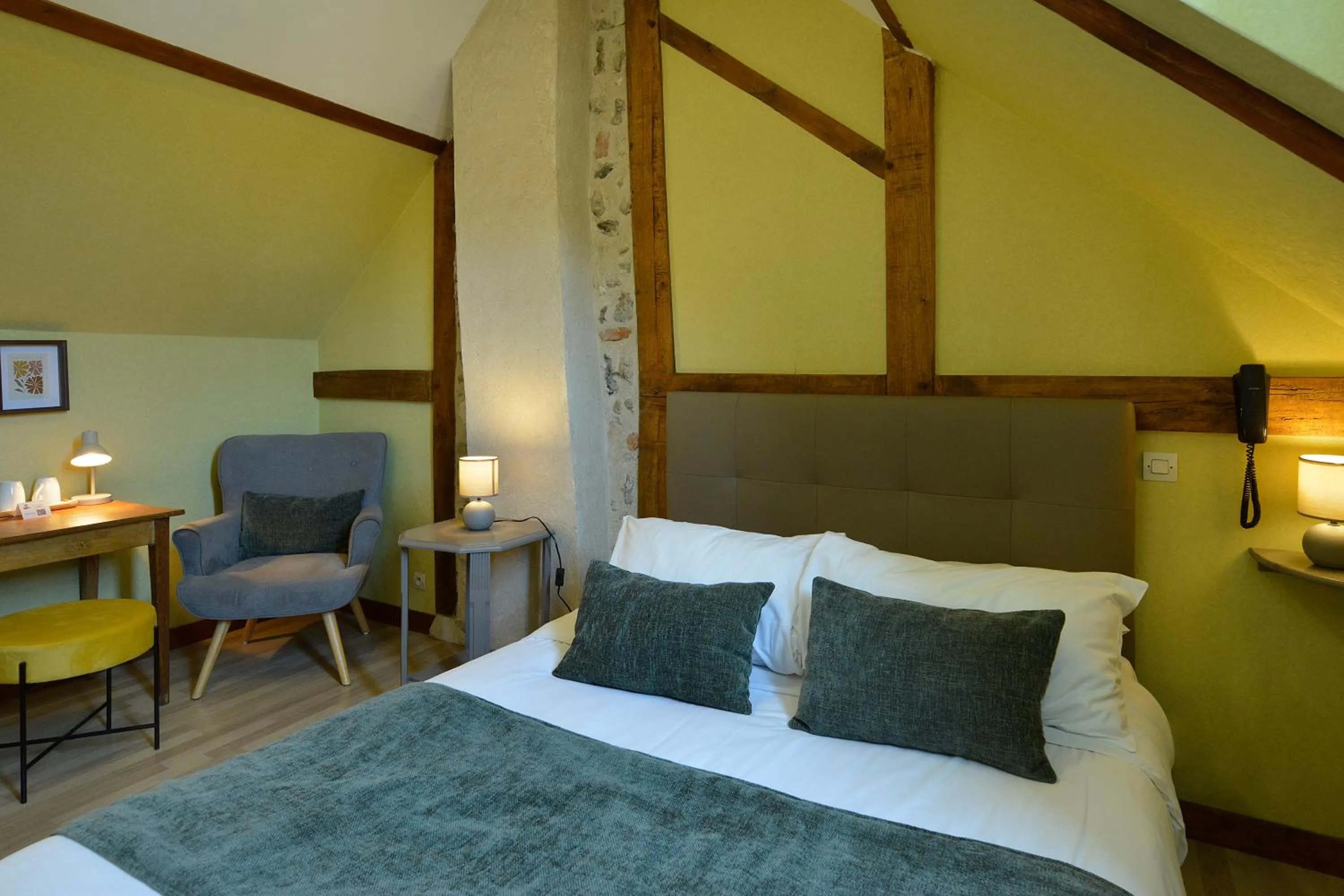 Bedroom, Bed in Logis Auberge Le Colombien - Hôtel et Restaurant