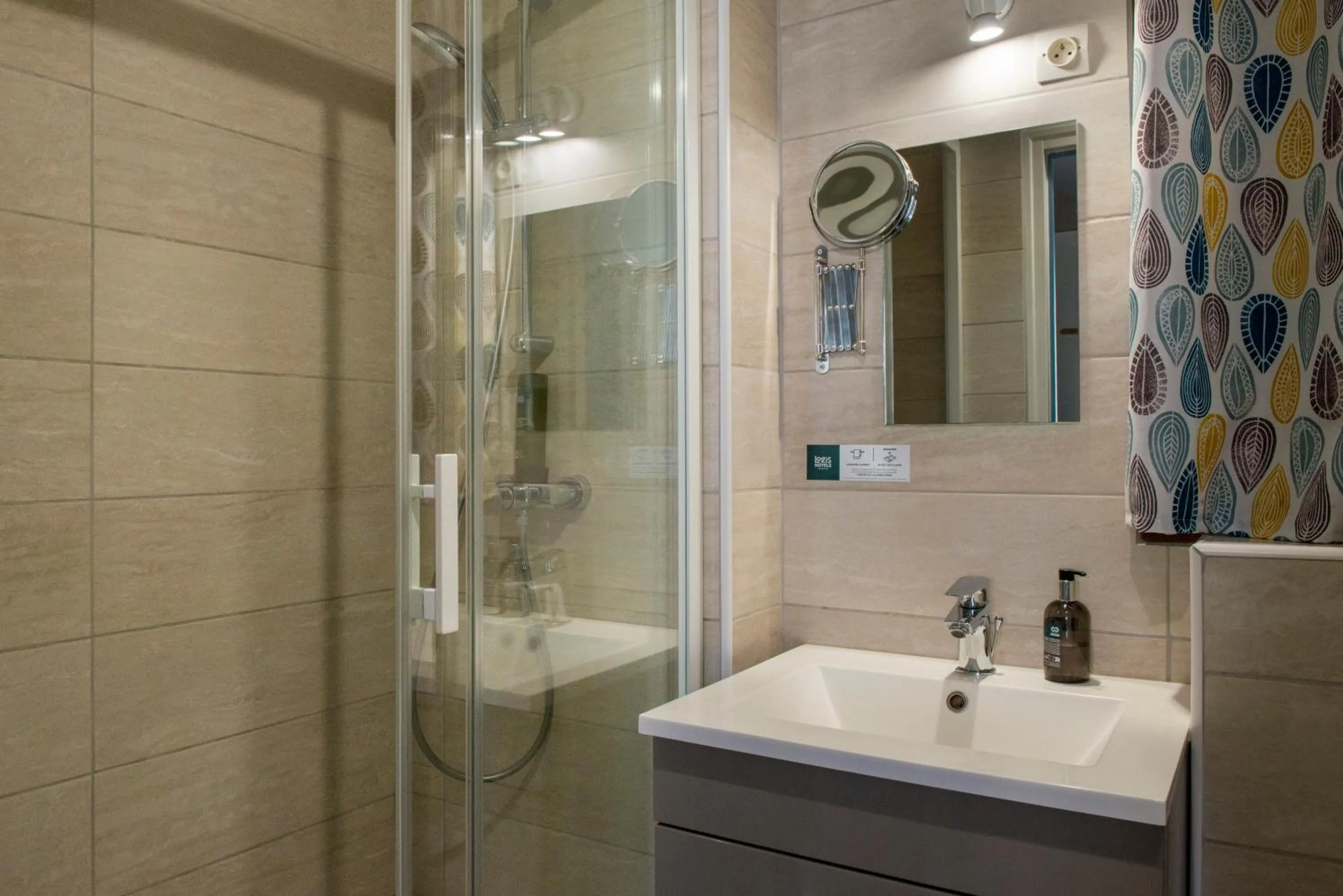 Bathroom in Logis Auberge Le Colombien - Hôtel et Restaurant