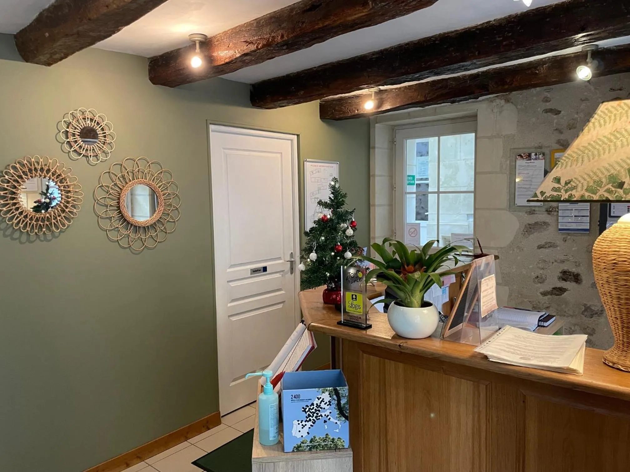 Lobby or reception in Logis Auberge Le Colombien - Hôtel et Restaurant