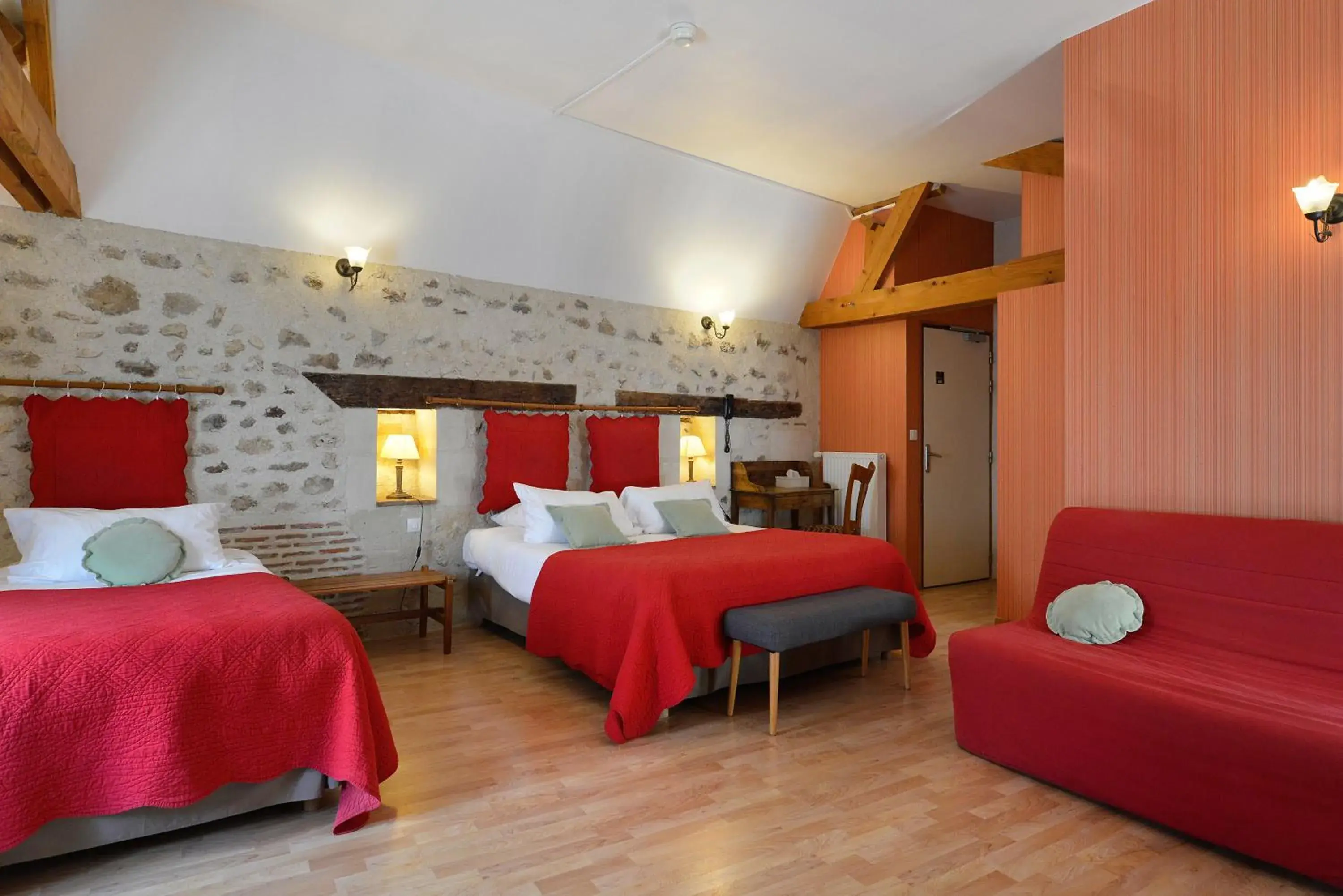 Bedroom, Bed in Logis Auberge Le Colombien - Hôtel et Restaurant Bedroom, Bed in Logis Auberge Le Colombien - Hôtel et Restaurant