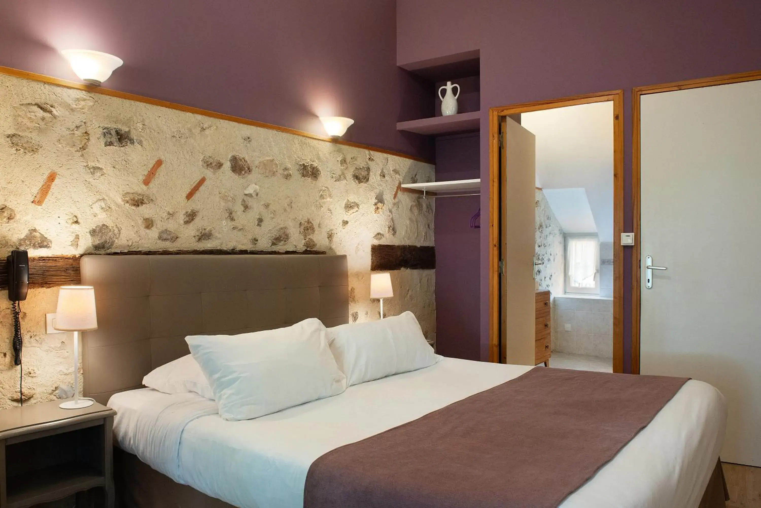 Bedroom, Bed in Logis Auberge Le Colombien - Hôtel et Restaurant Bedroom, Bed in Logis Auberge Le Colombien - Hôtel et Restaurant