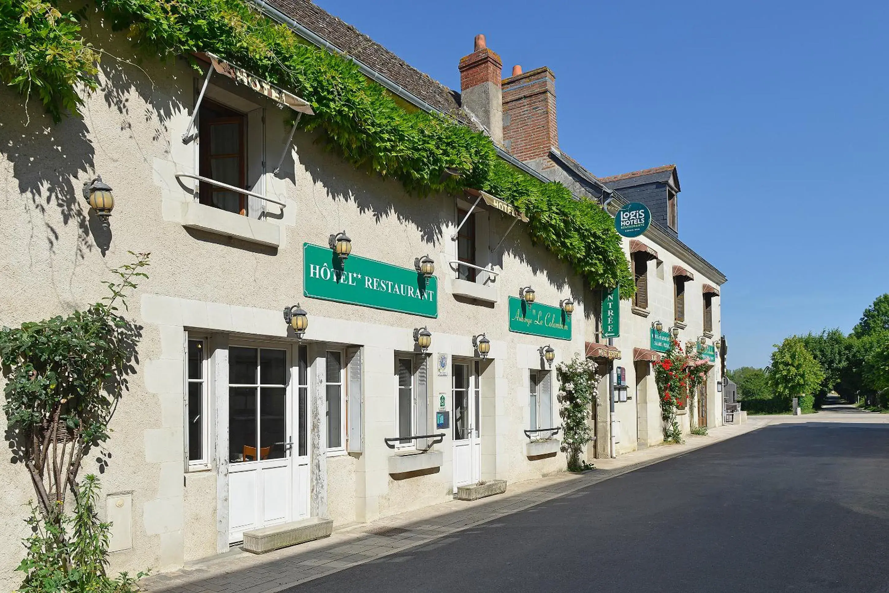 Property building in Logis Auberge Le Colombien - Hôtel et Restaurant Property building in Logis Auberge Le Colombien - Hôtel et Restaurant