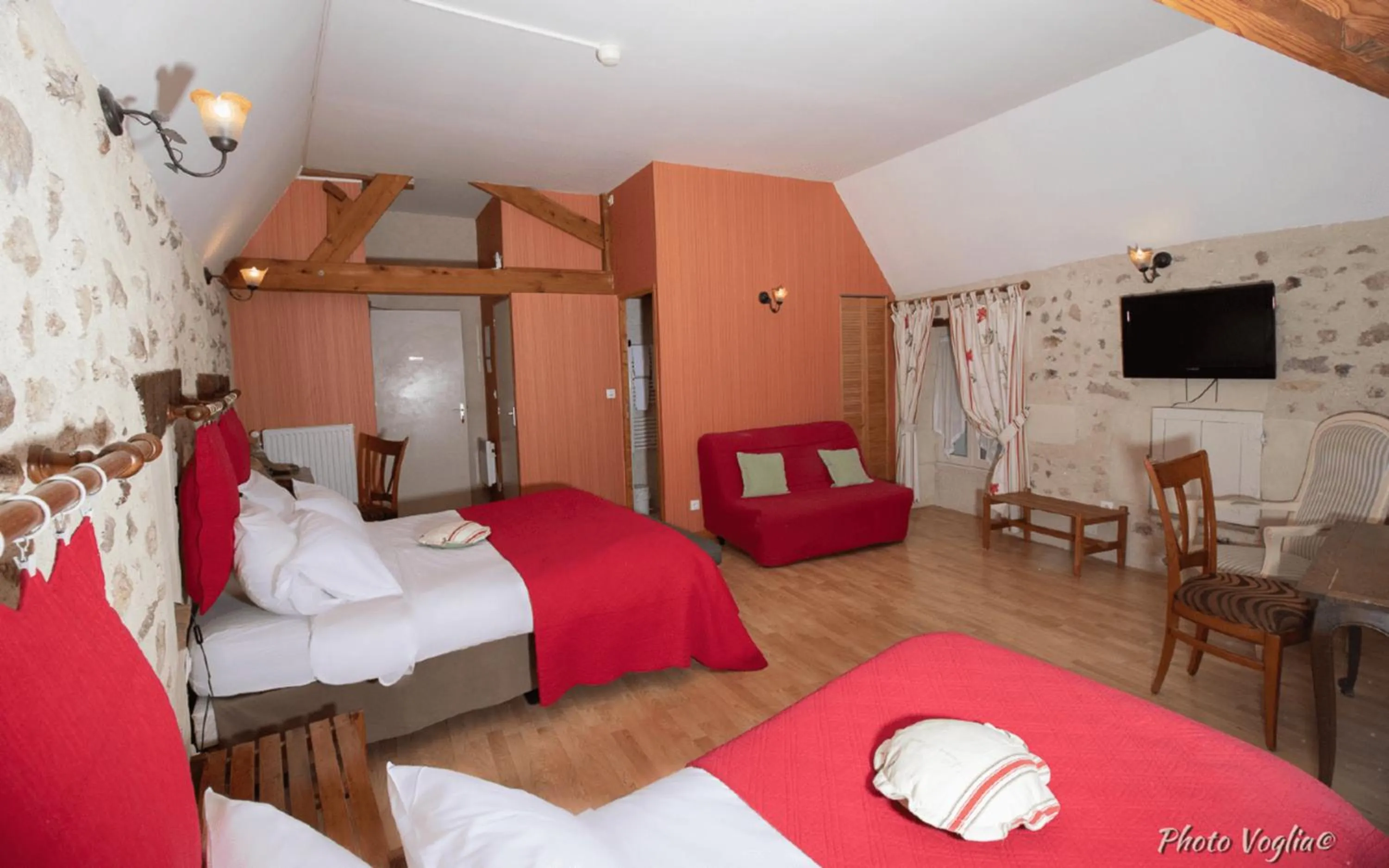 Bedroom, Bed in Logis Auberge Le Colombien - Hôtel et Restaurant