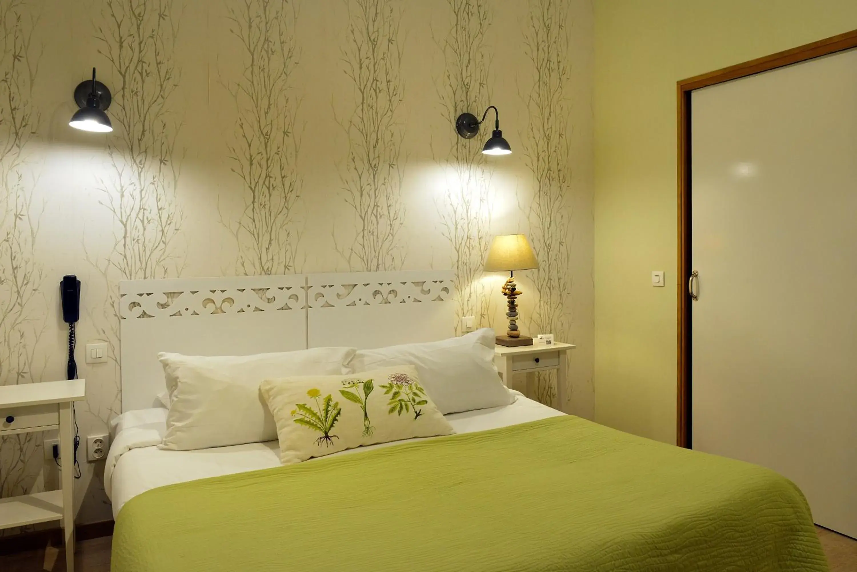 Bedroom, Bed in Logis Auberge Le Colombien - Hôtel et Restaurant Bedroom, Bed in Logis Auberge Le Colombien - Hôtel et Restaurant