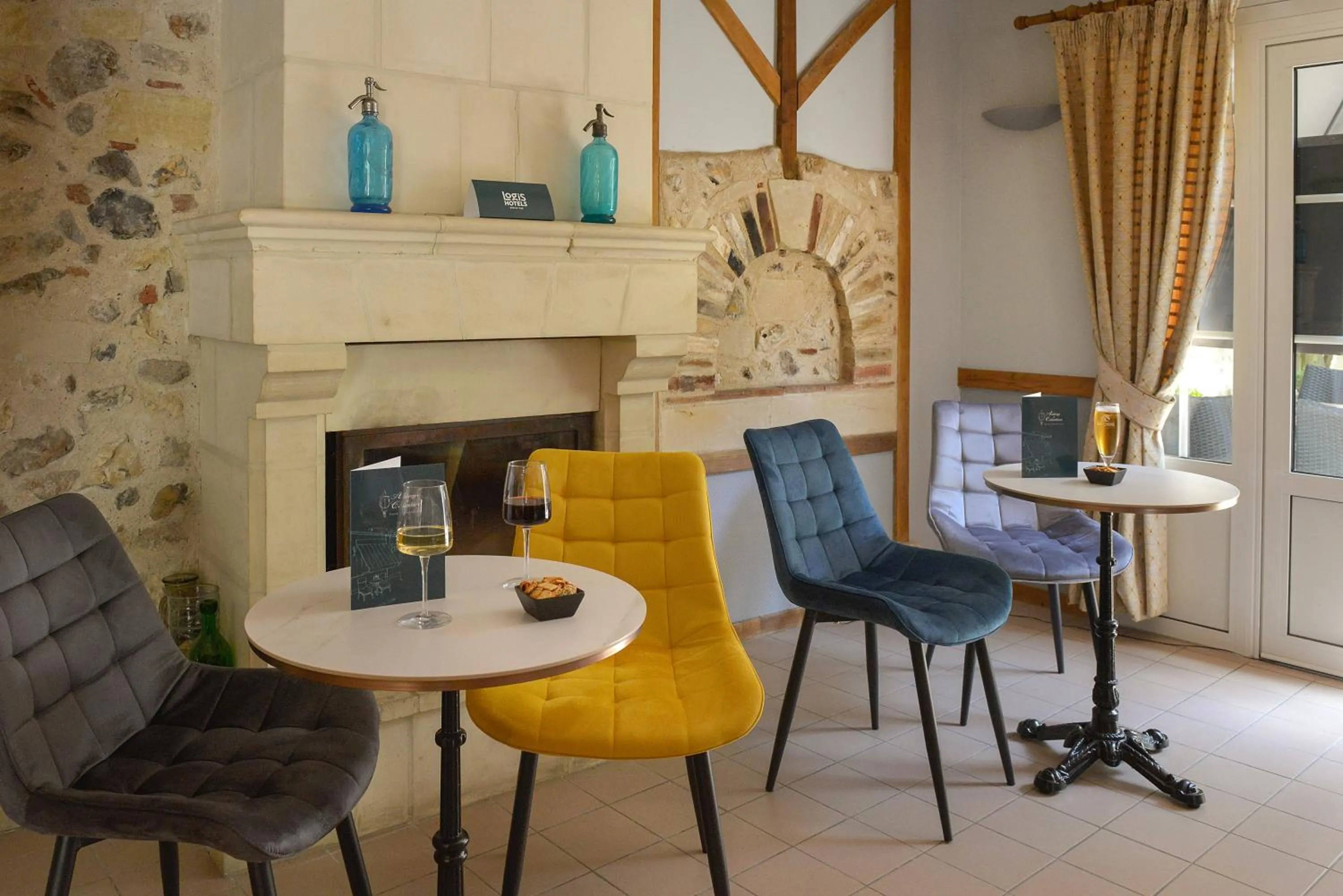 Living room in Logis Auberge Le Colombien - Hôtel et Restaurant