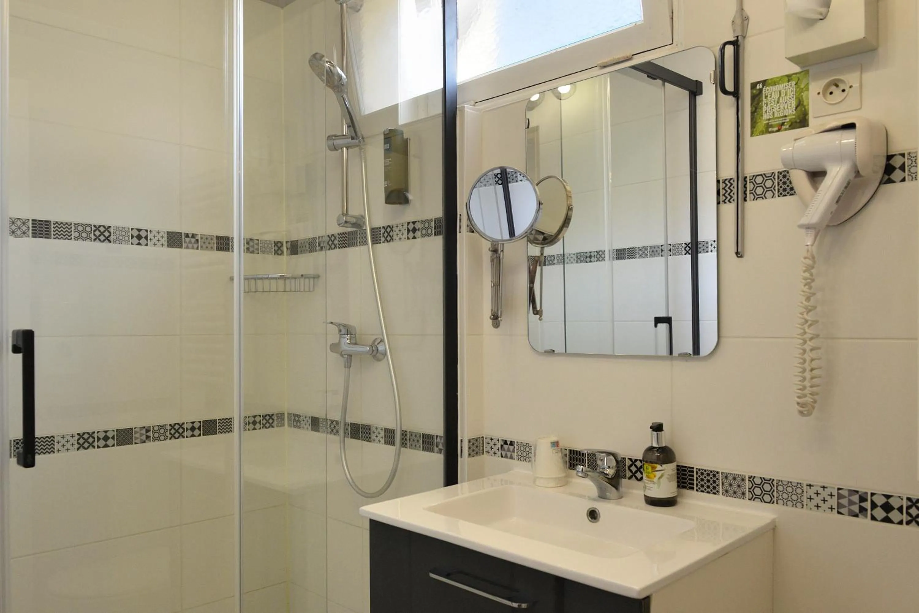 Bathroom in Logis Auberge Le Colombien - Hôtel et Restaurant