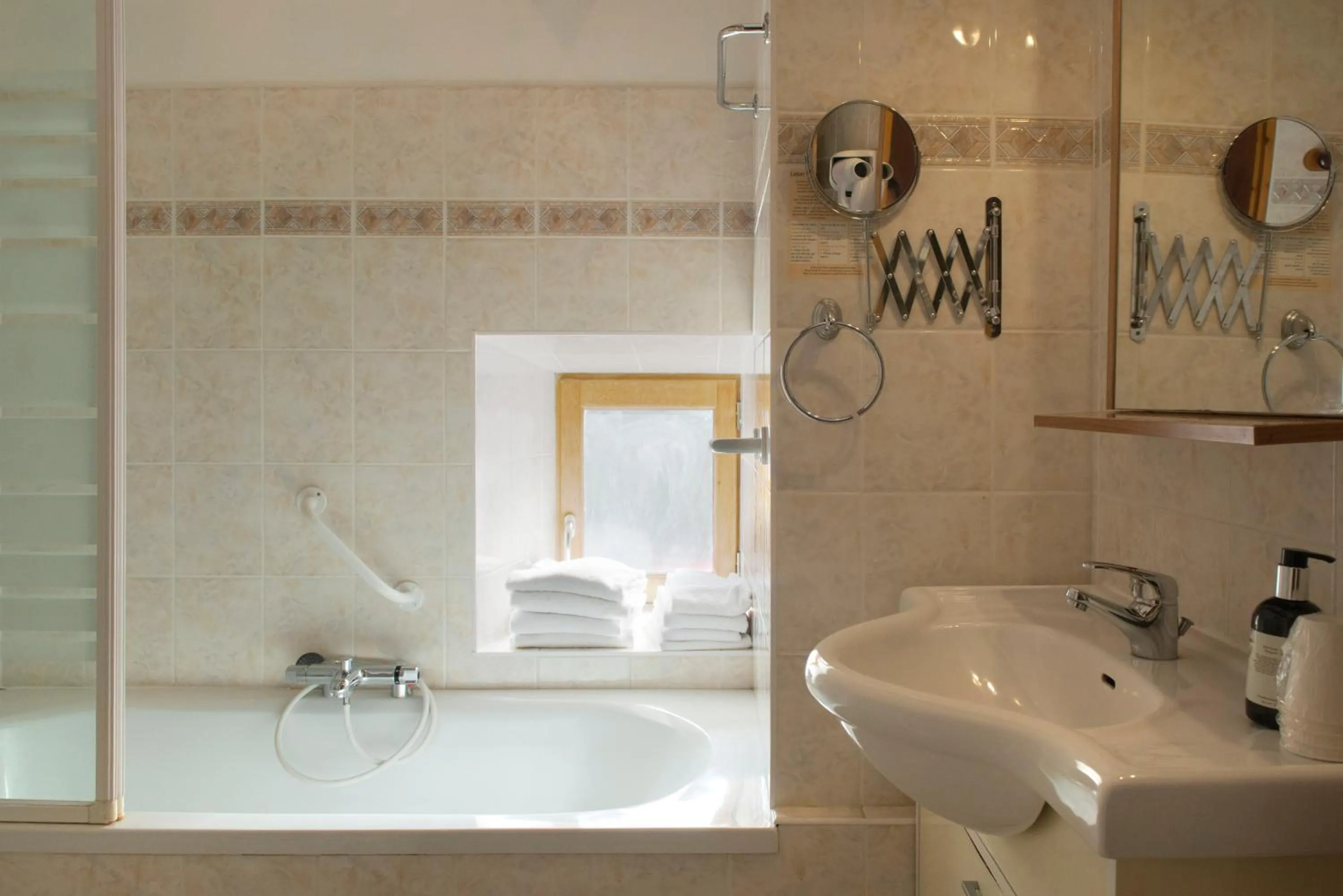 Bathroom in Logis Auberge Le Colombien - Hôtel et Restaurant