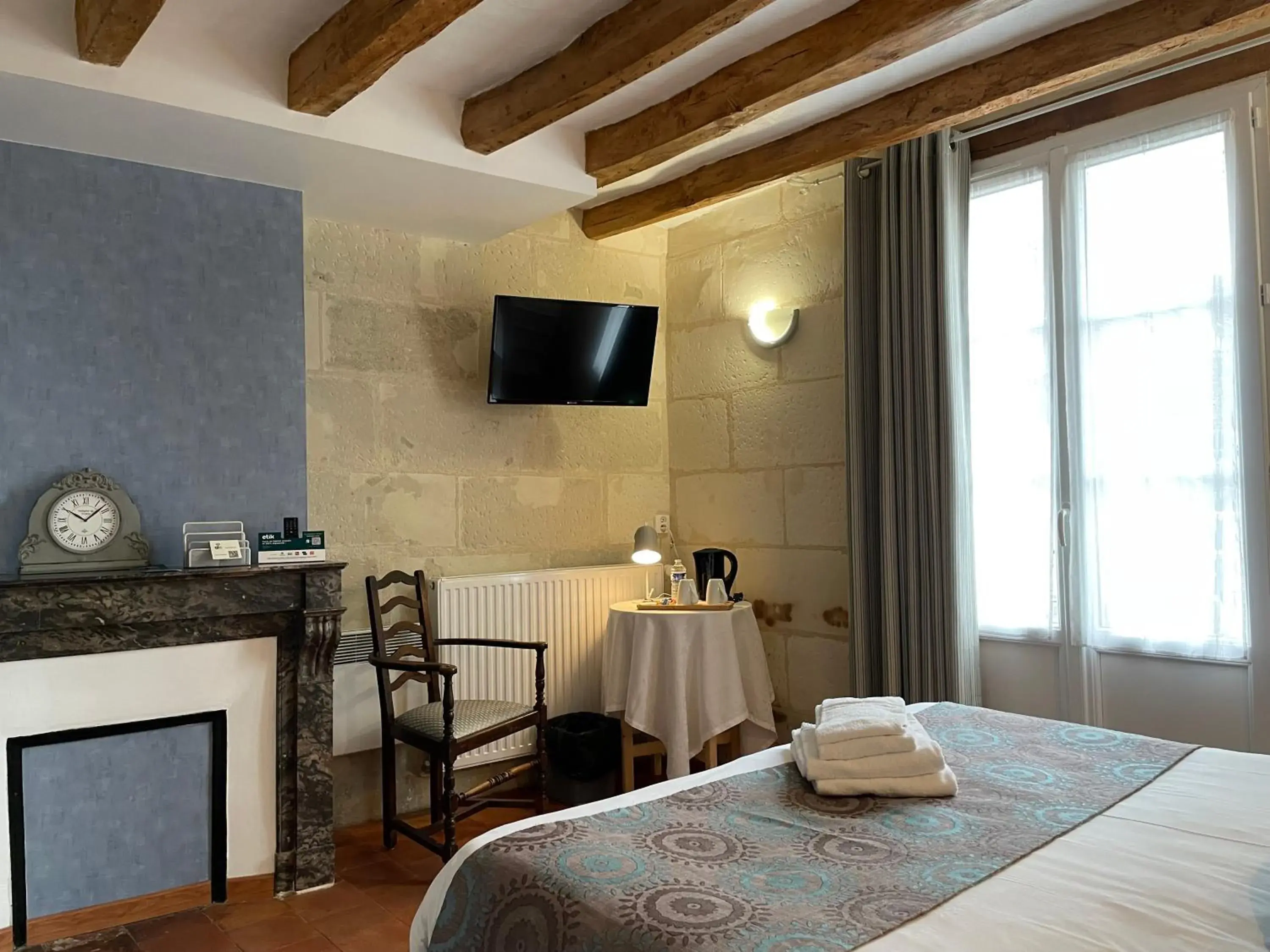 Bedroom, Bed in Logis Auberge Le Colombien - Hôtel et Restaurant Bedroom, Bed in Logis Auberge Le Colombien - Hôtel et Restaurant