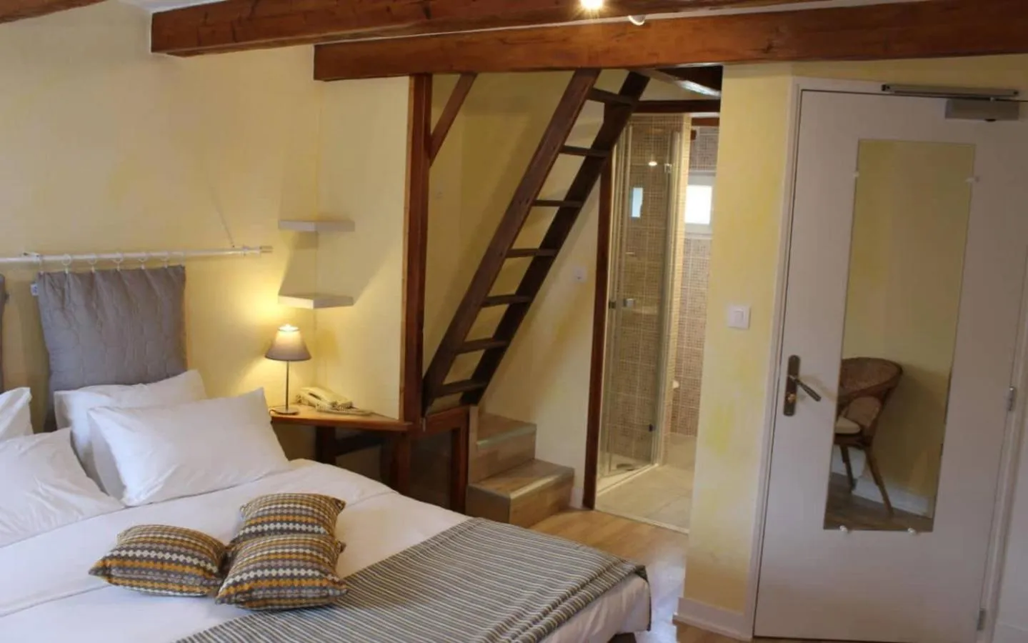 Bedroom, Bed in Logis Auberge Le Colombien - Hôtel et Restaurant