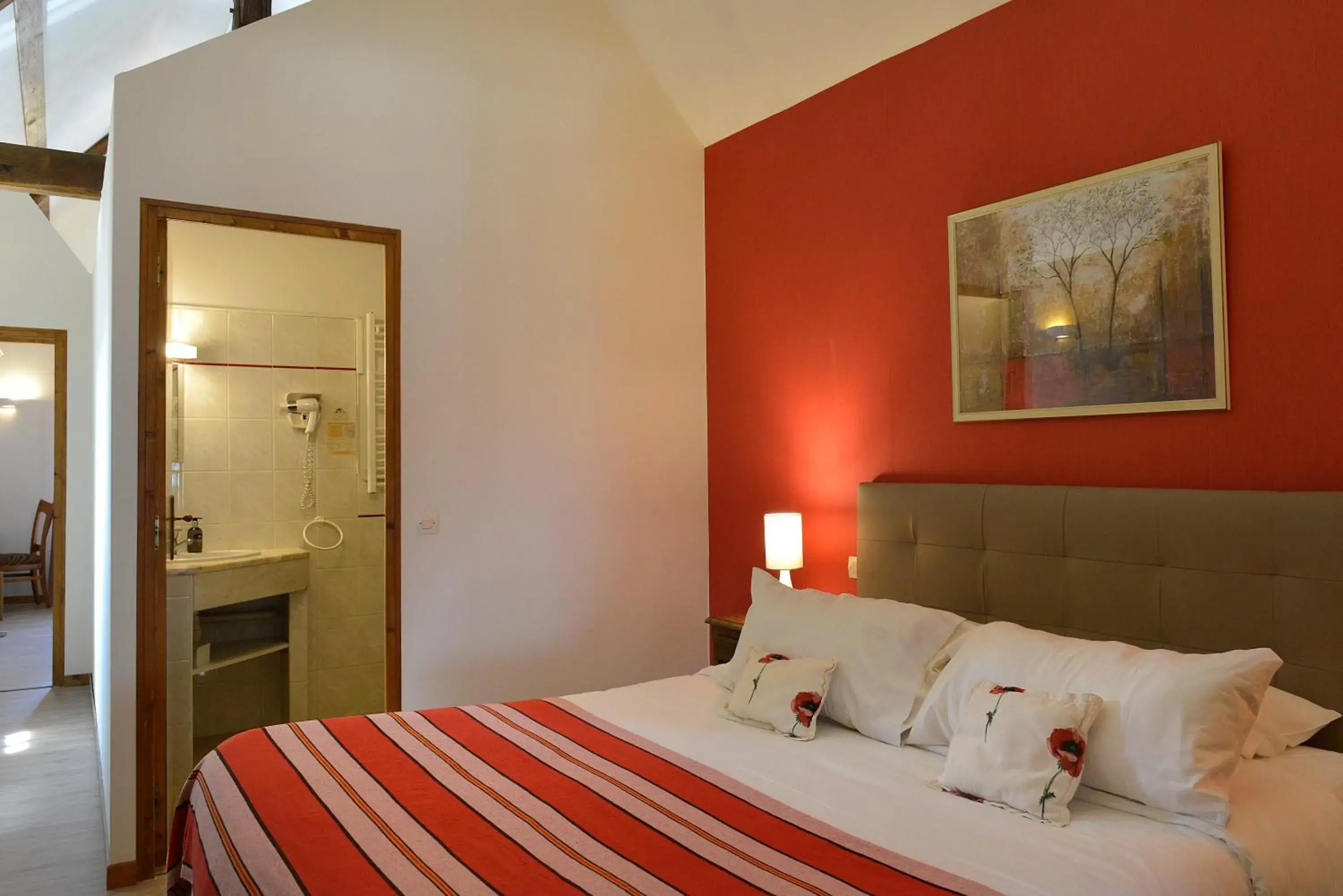 Bedroom, Bed in Logis Auberge Le Colombien - Hôtel et Restaurant Bedroom, Bed in Logis Auberge Le Colombien - Hôtel et Restaurant